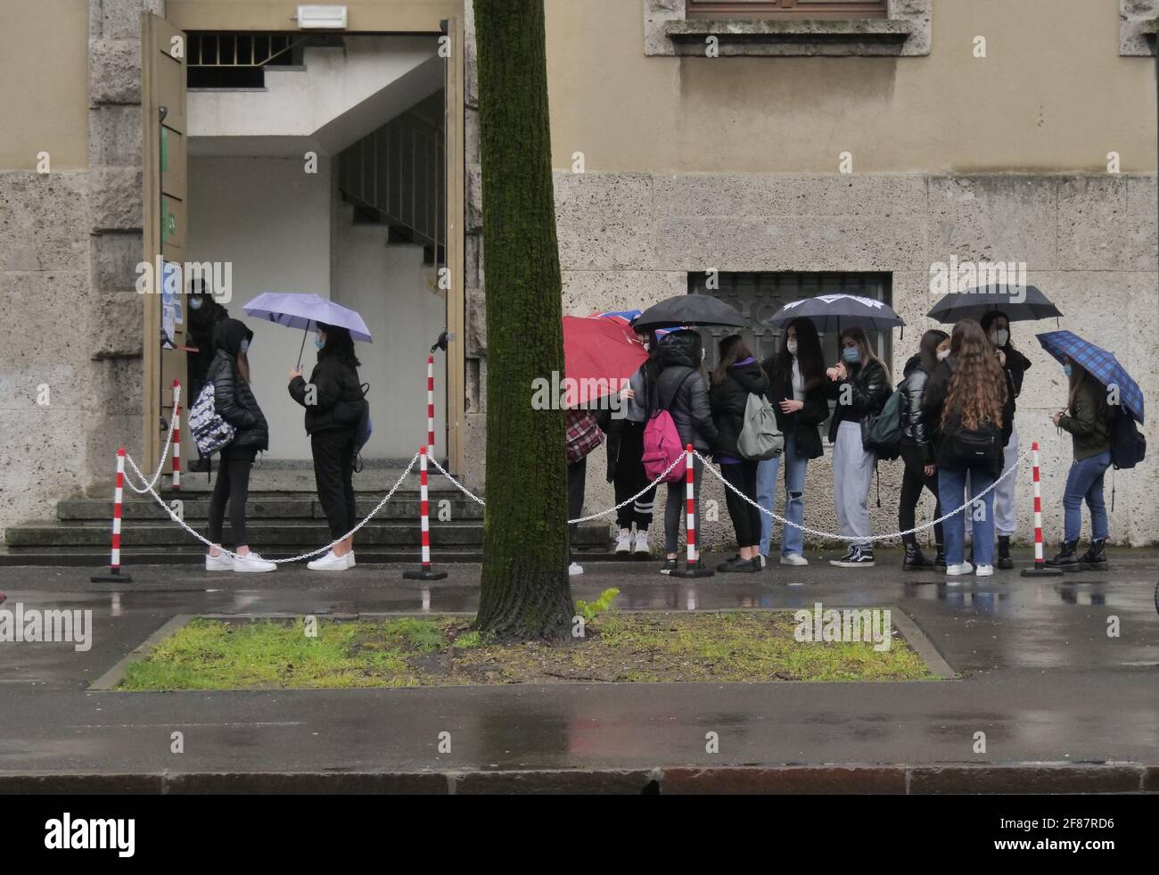 Dopo molti mesi riaprono le maggiori scuole italiane, il primo giorno di riapertura della scuola a Bergamo. Foto Stock
