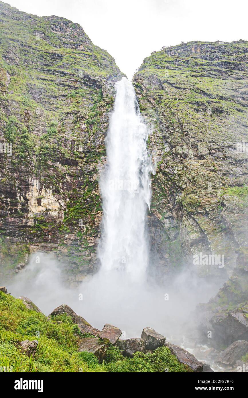São Roque de Minas - MG, Brasile - 13 dicembre 2020: La cascata Casca D'anta nel Parco Nazionale della Sierra Canastra. 186 metri cascata, eco Foto Stock