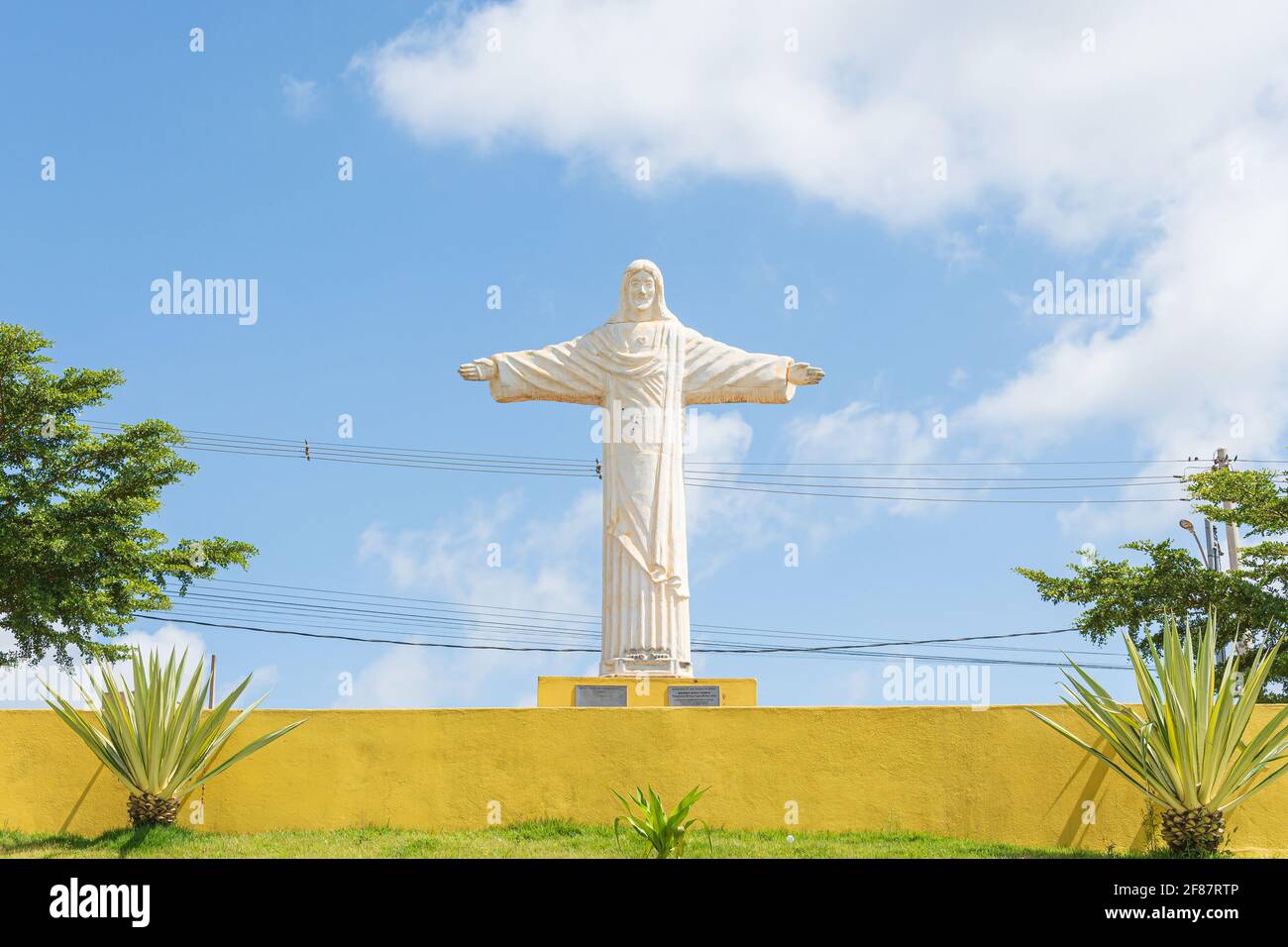 São Roque de Minas - MG, Brasile - 14 dicembre 2020: Scultura bianca di Cristo a braccia aperte situata ad una rotatoria della città nel Novo tempo ne Foto Stock