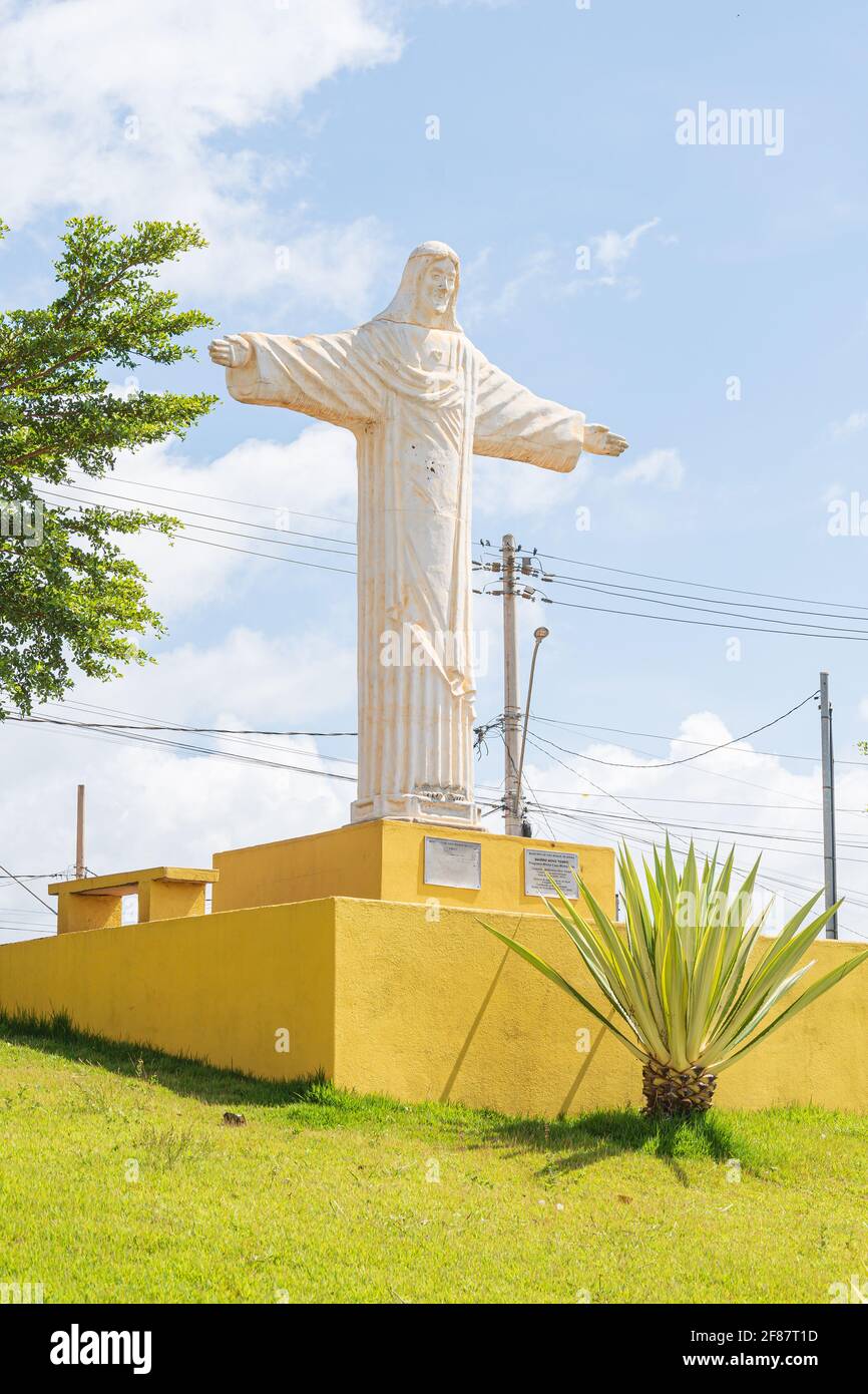 São Roque de Minas - MG, Brasile - 14 dicembre 2020: Scultura bianca di Cristo a braccia aperte situata ad una rotatoria della città nel Novo tempo ne Foto Stock