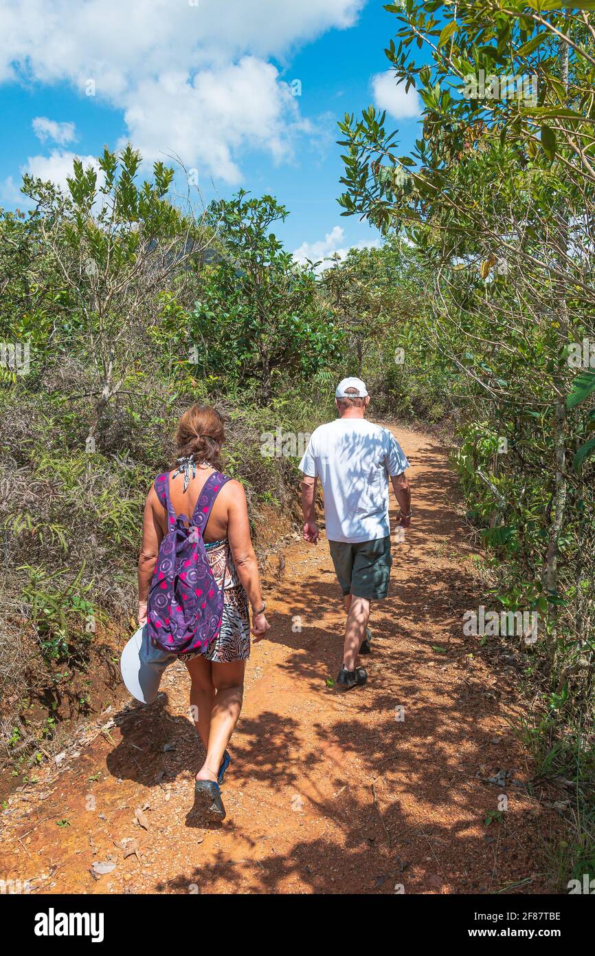 São Roque de Minas - MG, Brasile - 14 dicembre 2020: Turisti che camminano su un sentiero della Riserva Naturale della cascata di Cerradão a Serra da Canastra. Da a. Foto Stock