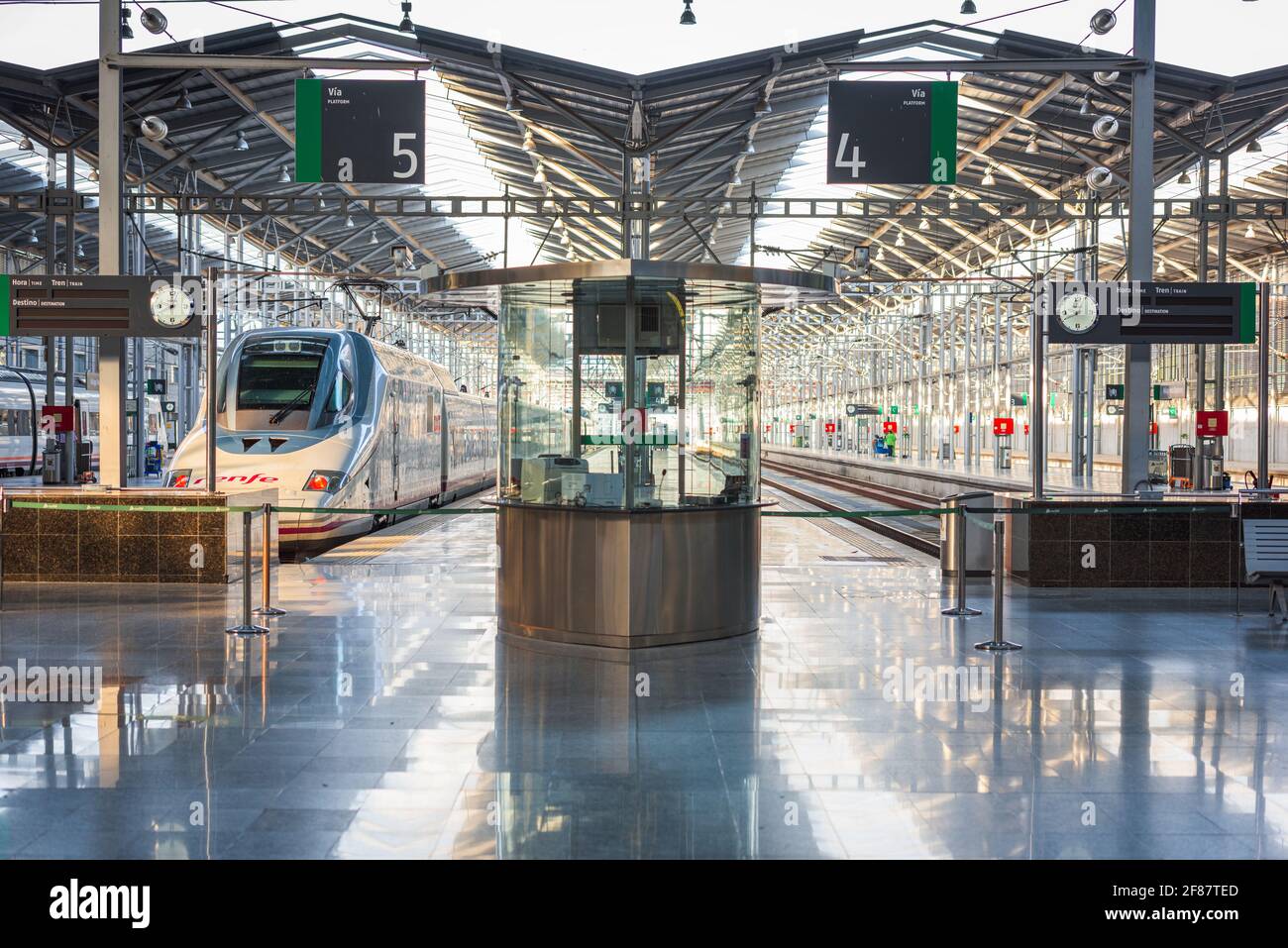 MALAGA, Spagna - 14 novembre 2014: via terminale in Malaga Maria Zambrano stazione ferroviaria. è la principale stazione ferroviaria della città Malaga. Foto Stock