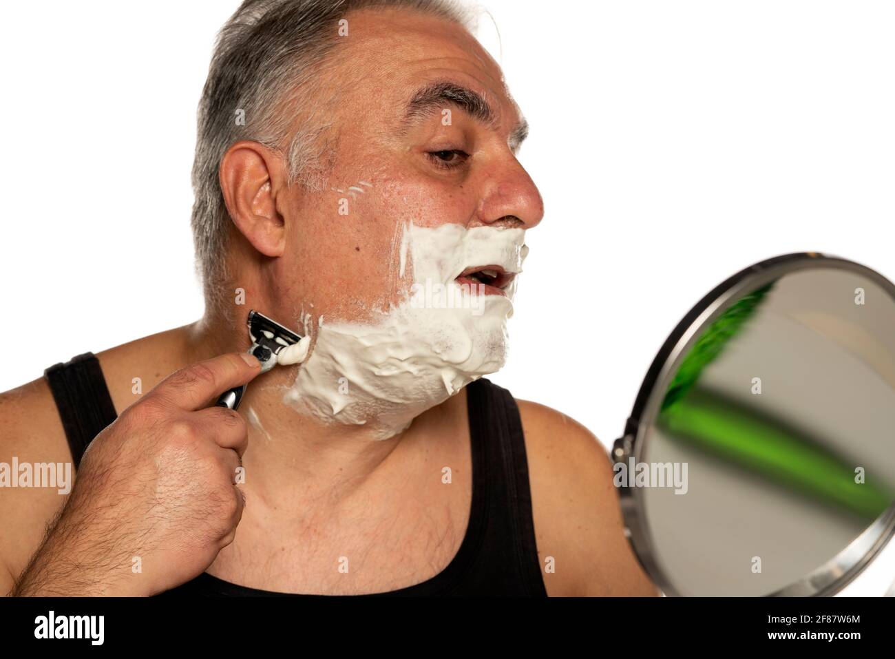 l'uomo di mezza età con i capelli grigi corti rasa la barba umida su sfondo bianco Foto Stock