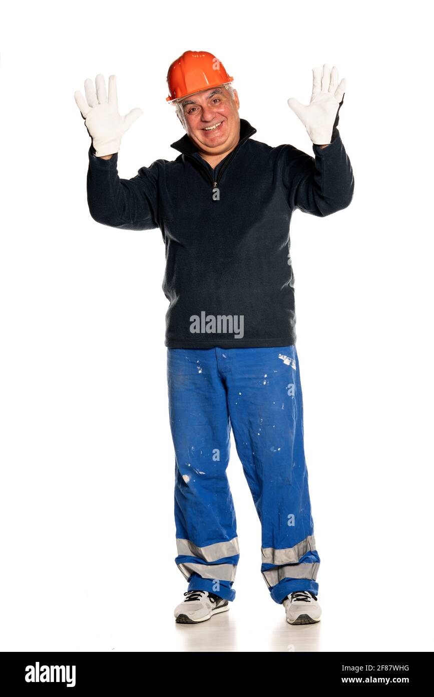 uomo con equipaggiamento protettivo su sfondo bianco che agitava le mani Foto Stock