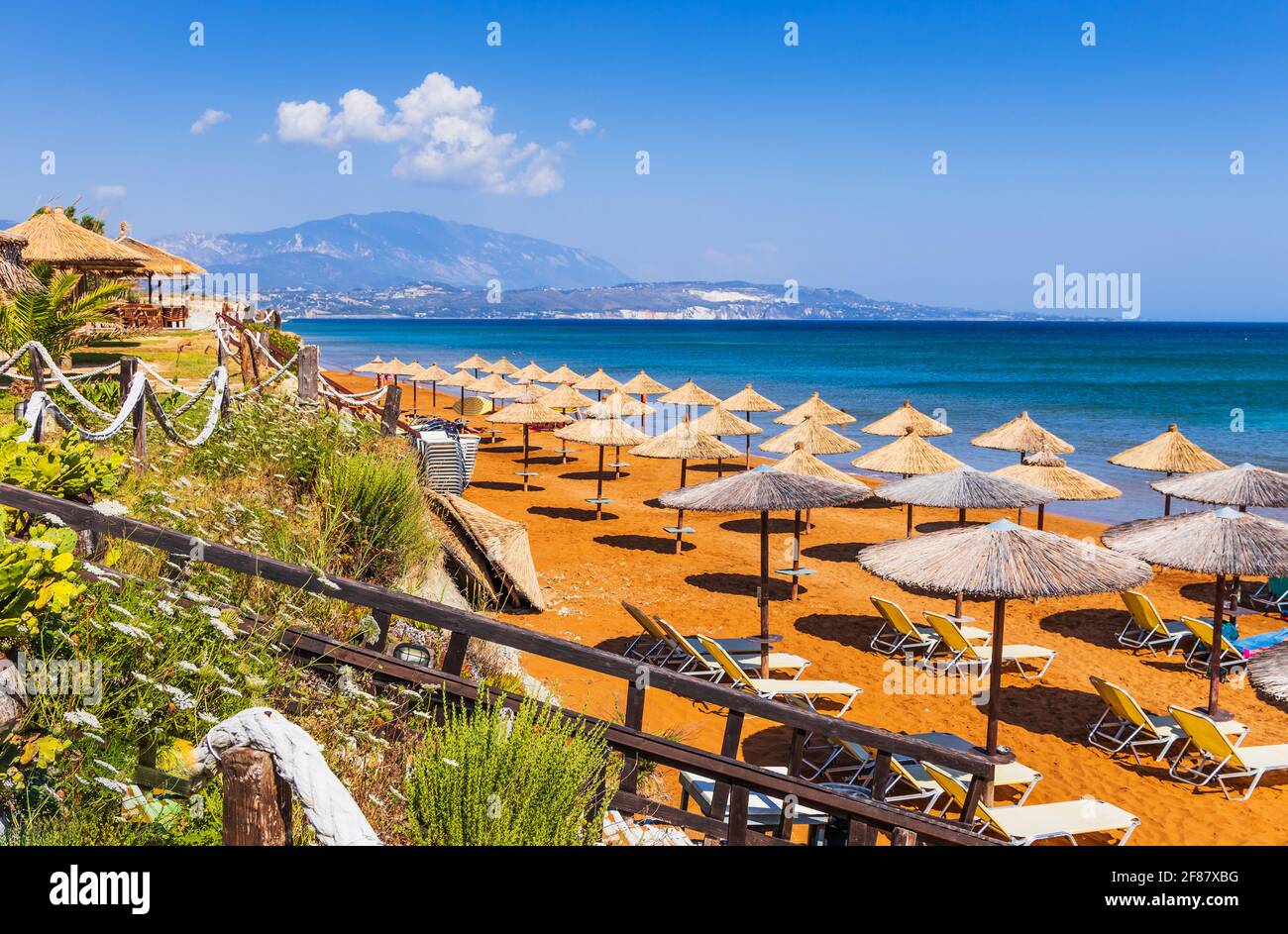 Isola di Cefalonia, Grecia. XI Beach, una spiaggia di sabbia rossa, Mar Ionio. Foto Stock