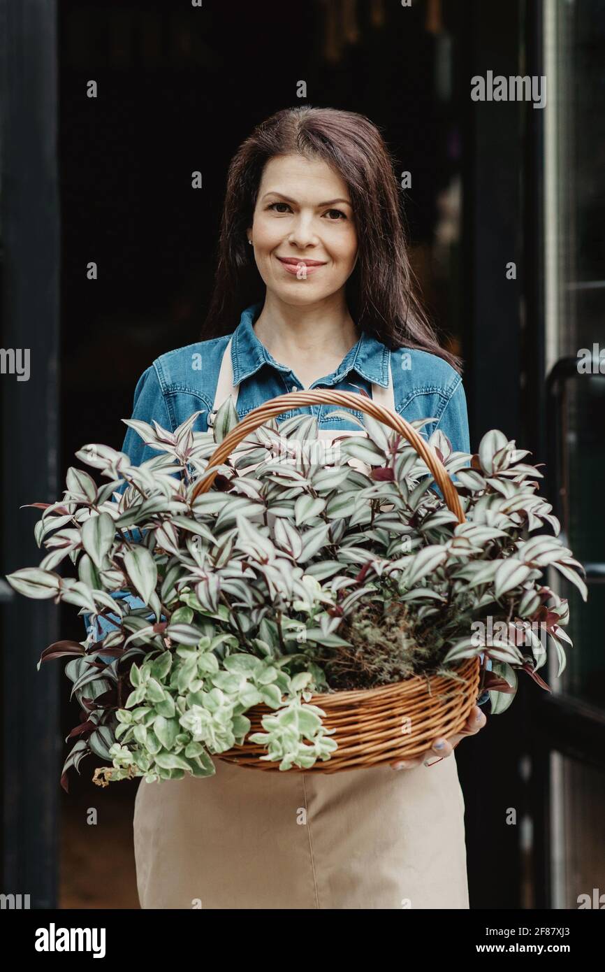 Consegna ordine in linea, lavoro del giardiniere, venditore, fioraio e proprietario di studio esterno Foto Stock