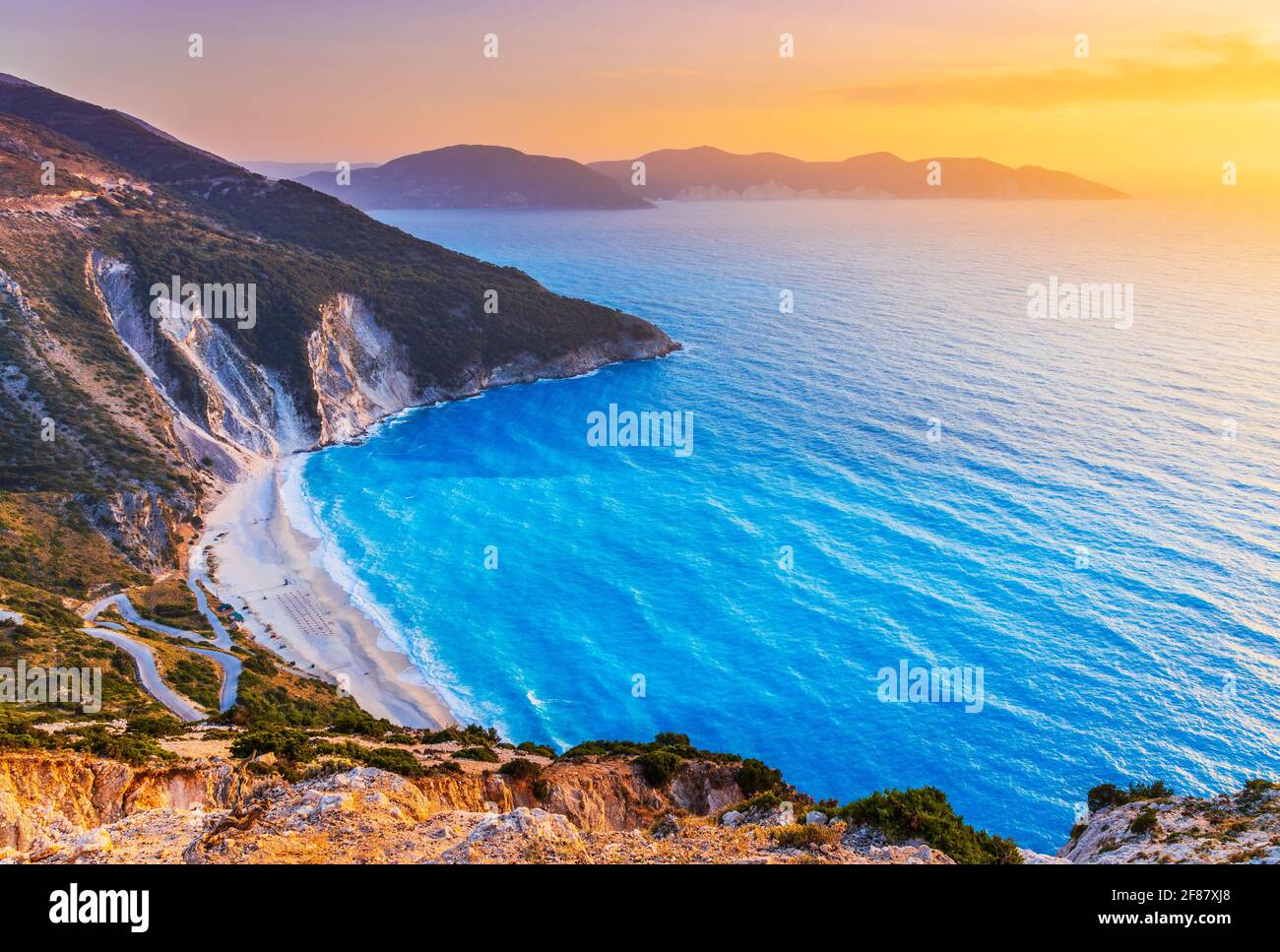 Cefalonia, Grecia. Vista panoramica sulla spiaggia di Myrtos, Assos al tramonto. Foto Stock