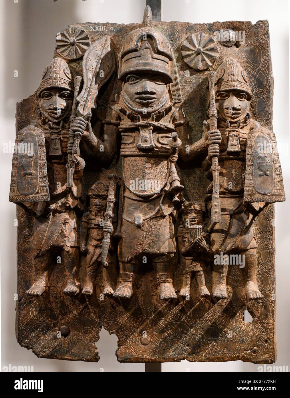 Londra. In Inghilterra. Benin bronzi sul display al British Museum di placche in ottone dalla corte reale palazzo del Regno del Benin, diciassettesimo secolo. Foto Stock