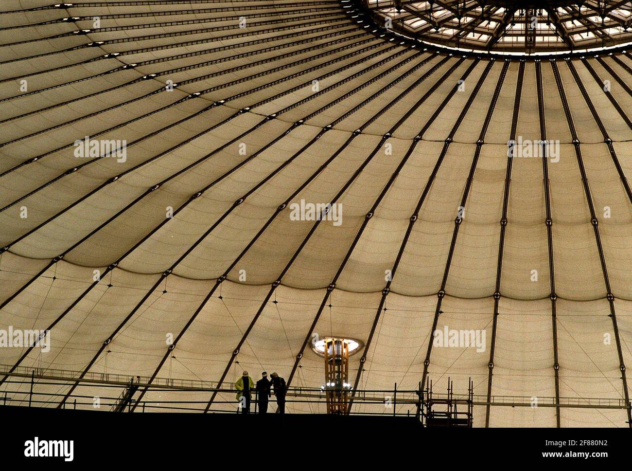 Operai su ponteggi nel Millennium Dome Nov 1998 in Greenwich Londra Foto Stock