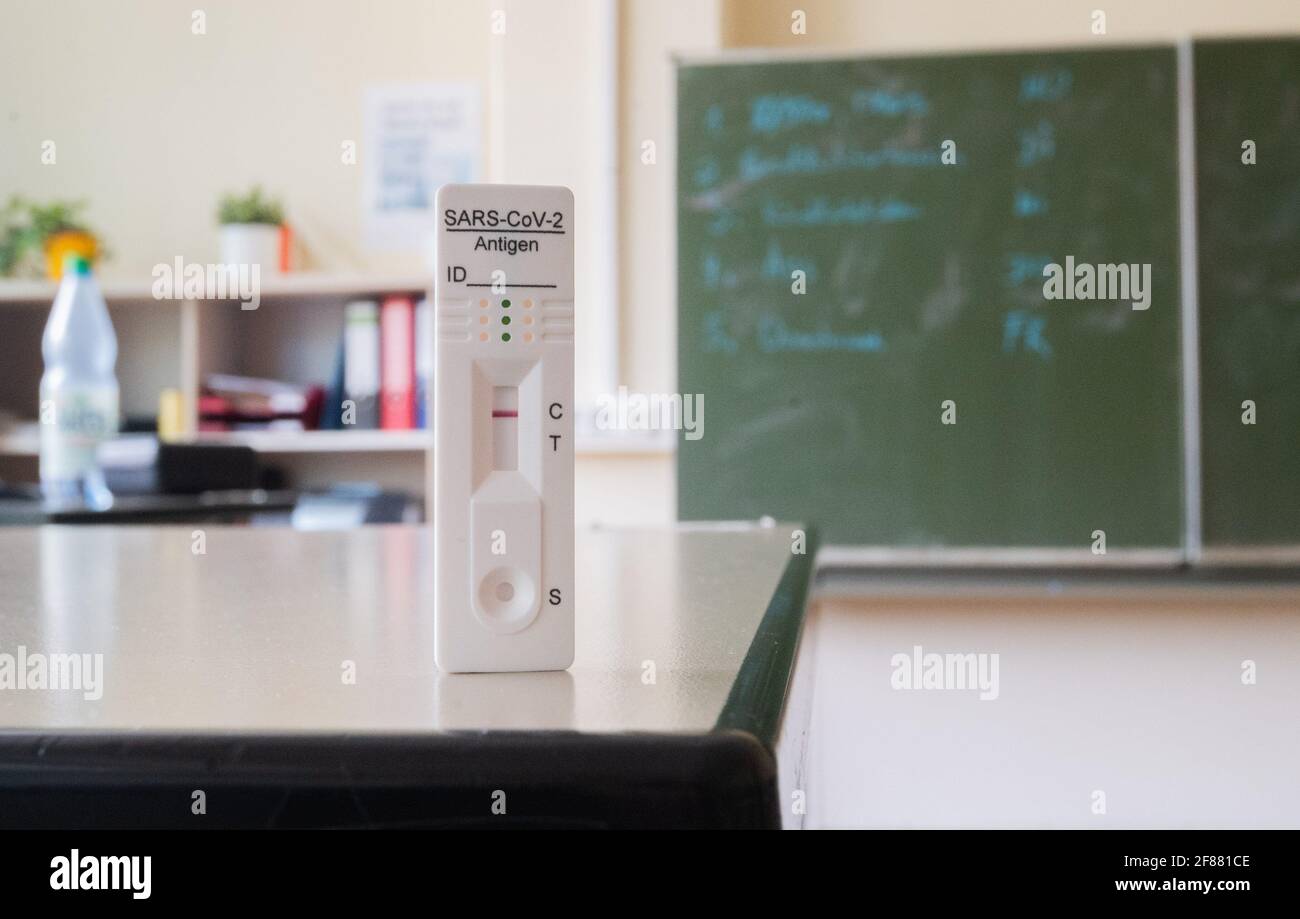 Hildesheim, Germania. 12 Aprile 2021. ILLUSTRAZIONE - UN auto-test Corona si trova al posto di uno studente in una classe alla Robert Bosch Comprehensive School di Hildesheim (scena posta). L'inizio degli autotest obbligatori Corona per studenti e insegnanti è stato caotico dal punto di vista dell'associazione di gestione scolastica della bassa Sassonia. Credit: Julian Stratenschulte/dpa/Alamy Live News Foto Stock