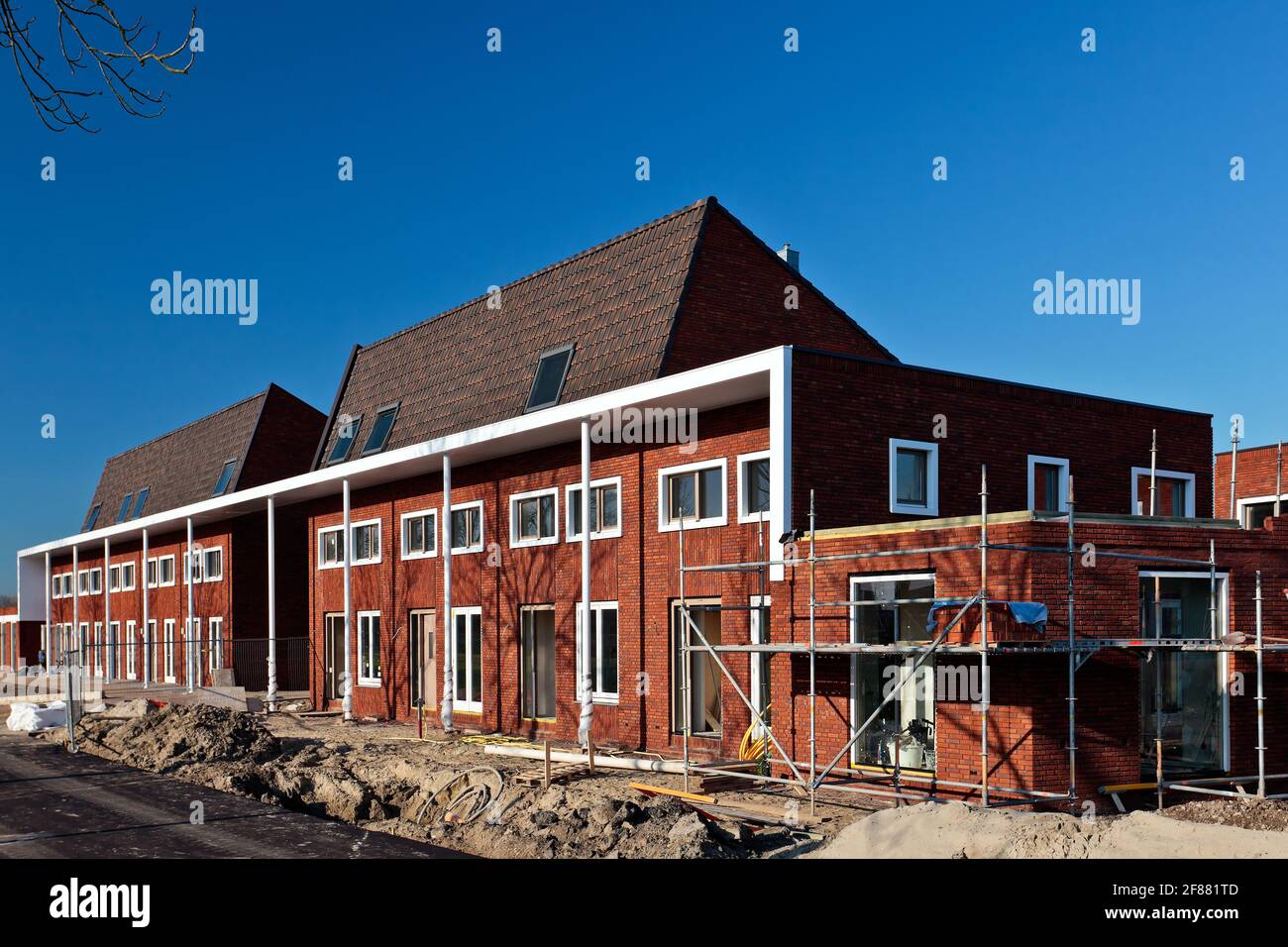 Costruzione di case di famiglia olandesi quasi ultimate, costruite in una fila Foto Stock