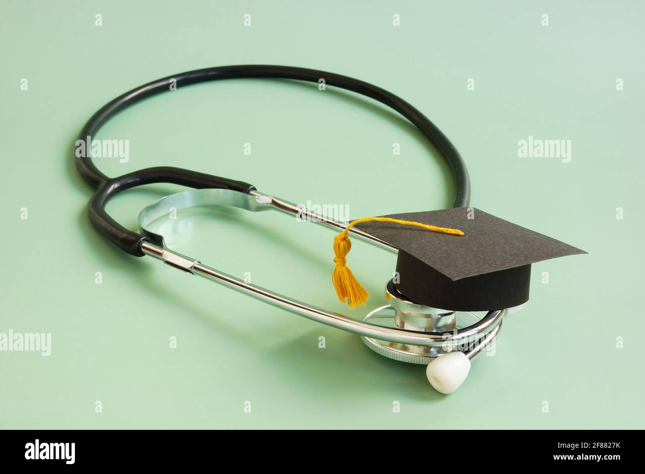 Concetto di educazione medica. Tappo graduato e stetoscopio. Foto Stock