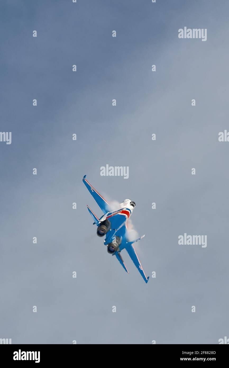 Performance del team aerobatico Cavalieri Russi, Aviazione Russa. Su aerei Sukhoi su-30SM, nome in codice NATO: Flanker-C. Tecnico militare internazionale Foto Stock