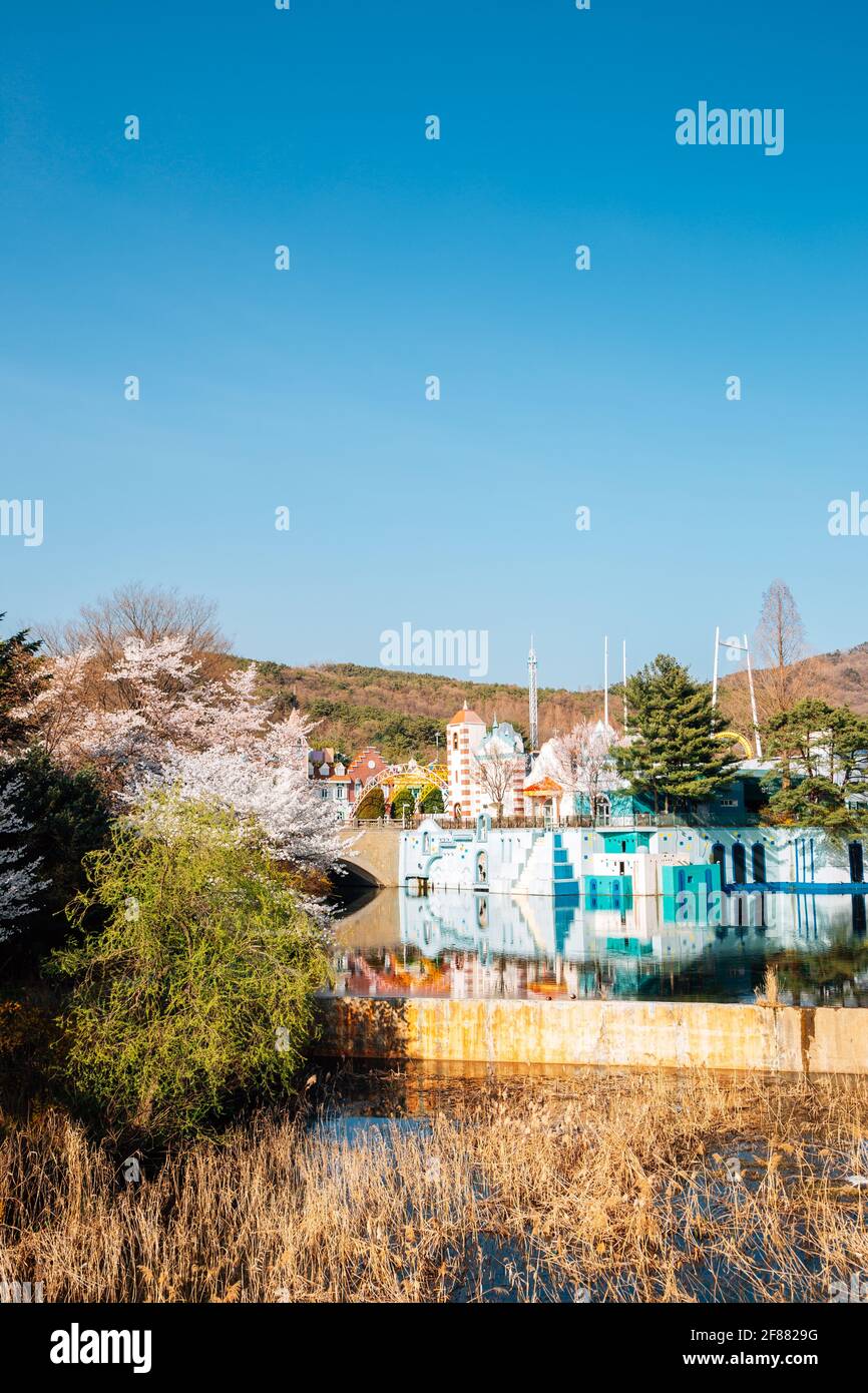 Gwacheon, Corea - 31 Marzo 2021 : Seoul Terra parco di divertimenti in primavera Foto Stock