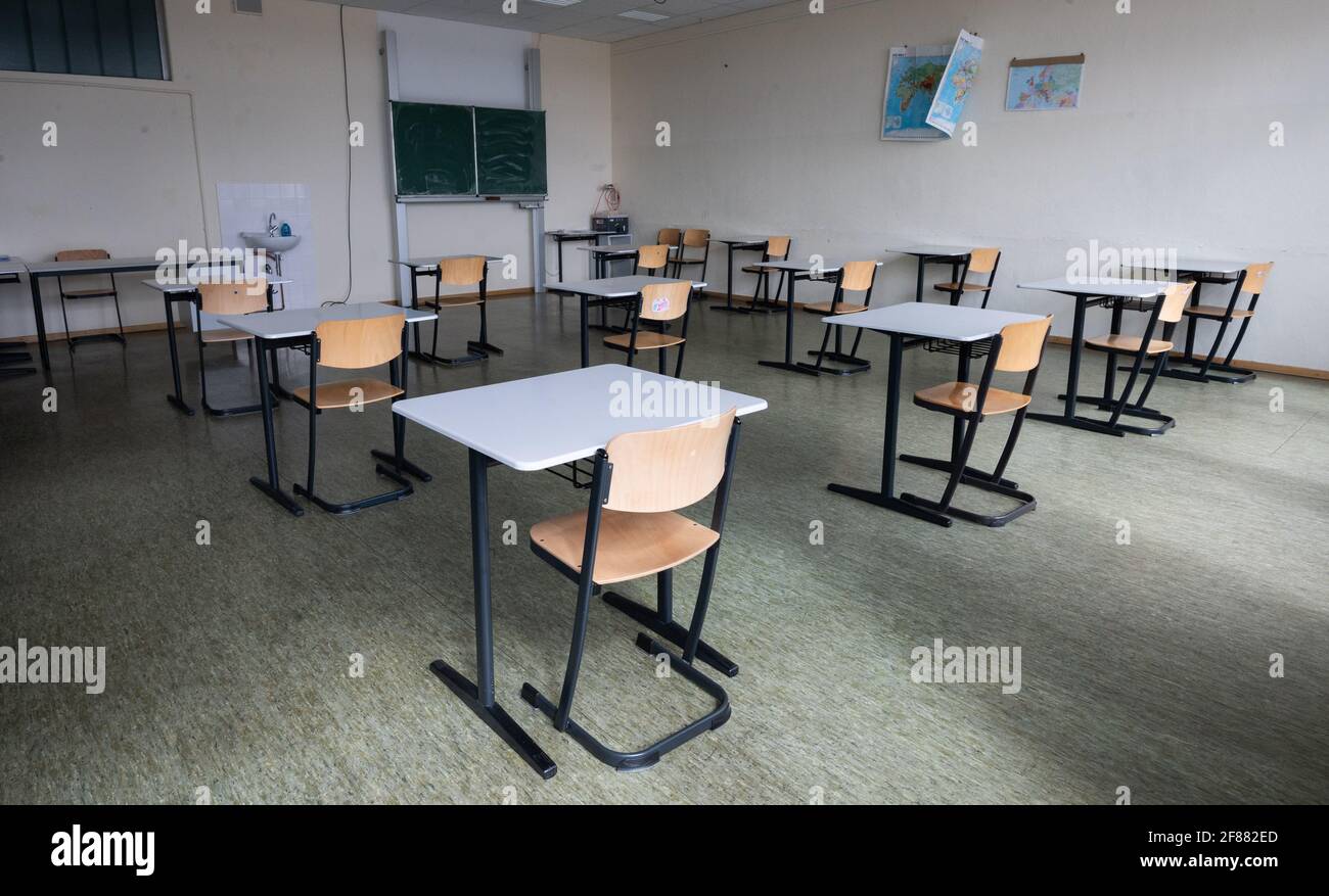 Hildesheim, Germania. 12 Aprile 2021. Le sedie si trovano in aula presso la Robert Bosch Comprehensive School di Hildesheim, dove gli esami di Abitur saranno sostenuti dall'aprile 19. Gli studenti di Abitur in Germania devono sostenere i loro esami quest'anno nonostante la pandemia di Corona, a seguito di una decisione della Conferenza dei Ministri dell'Istruzione. In bassa Sassonia, gli esami di Abitur inizieranno il 19 aprile. Credit: Julian Stratenschulte/dpa/Alamy Live News Foto Stock