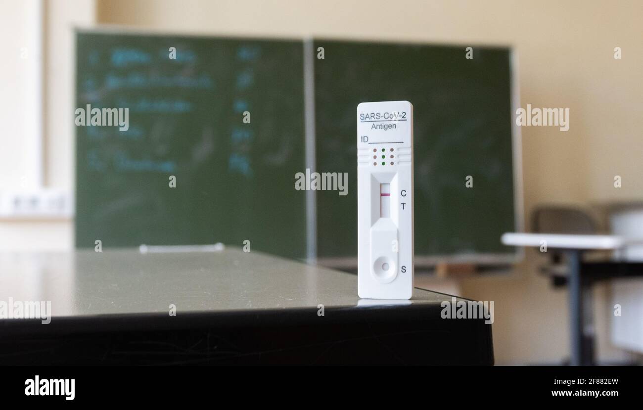 Hildesheim, Germania. 12 Aprile 2021. ILLUSTRAZIONE - UN auto-test Corona si trova al posto di uno studente in una classe alla Robert Bosch Comprehensive School di Hildesheim (scena posta). L'inizio degli autotest obbligatori Corona per studenti e insegnanti è stato caotico dal punto di vista dell'associazione di gestione scolastica della bassa Sassonia. Credit: Julian Stratenschulte/dpa/Alamy Live News Foto Stock