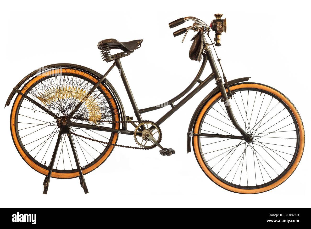Bicicletta da donna olandese d'epoca all'inizio del XX secolo con lanterna  Foto stock - Alamy