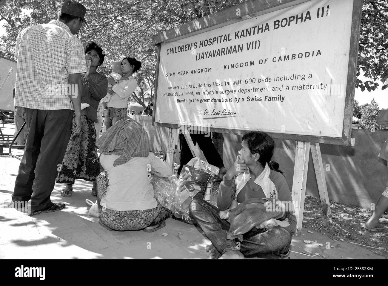 Beat Richner clinica per il trattamento della malaria a Siem Reap Cambogia con madre e bambino in attesa di ammissione e valutazione. Foto Stock