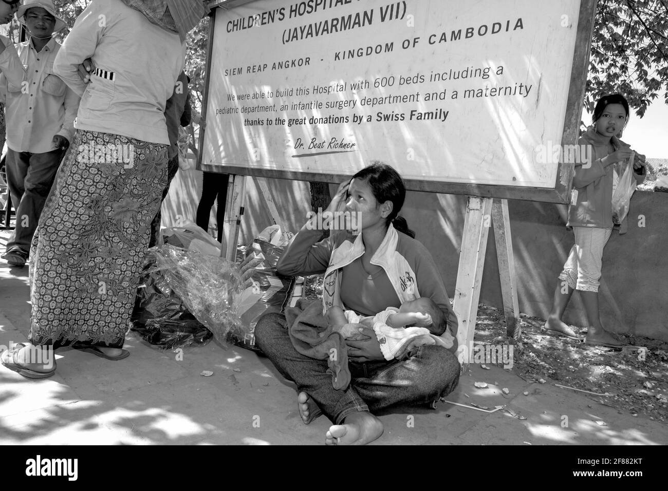 Beat Richner clinica per il trattamento della malaria a Siem Reap Cambogia con madre e bambino in attesa di ammissione e valutazione. Foto Stock