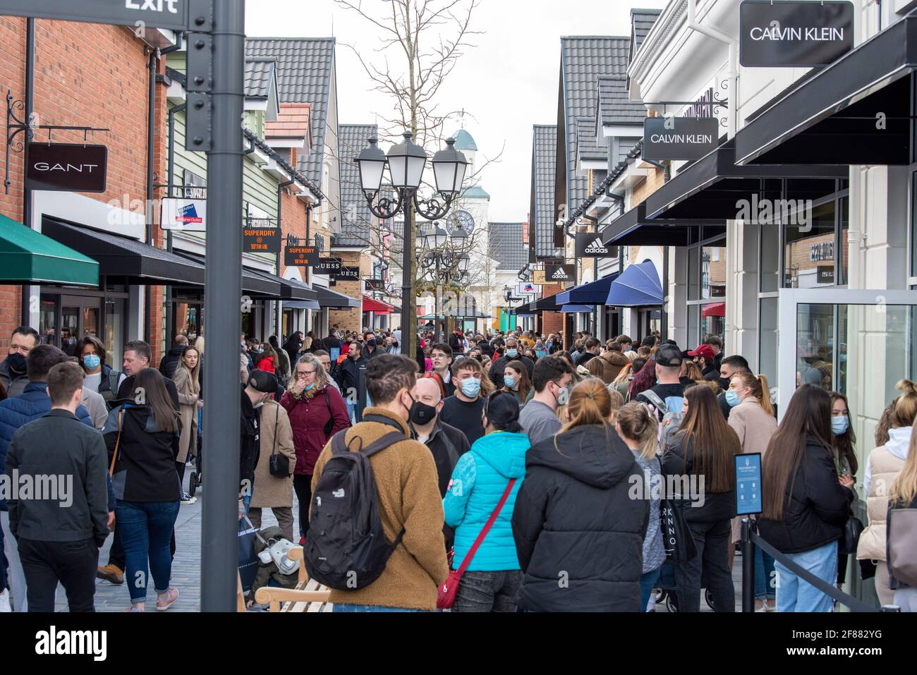 CANNOCK, STAFFORDSHIRE, REGNO UNITO. 12 Aprile 2021. I negozi non essenziali sono autorizzati ad aprire oggi le loro porte agli acquirenti. Il complesso commerciale Designer Outlet di Cannock, Staffordshire, ha aperto le sue porte per la prima volta oggi essendo stato completato di recente. Il parcheggio è pieno e i sentieri sono affollati. Le code di grandi dimensioni attendono all'esterno degli archivi di progettazione. Credit: Richard Grange/Alamy Live News Foto Stock