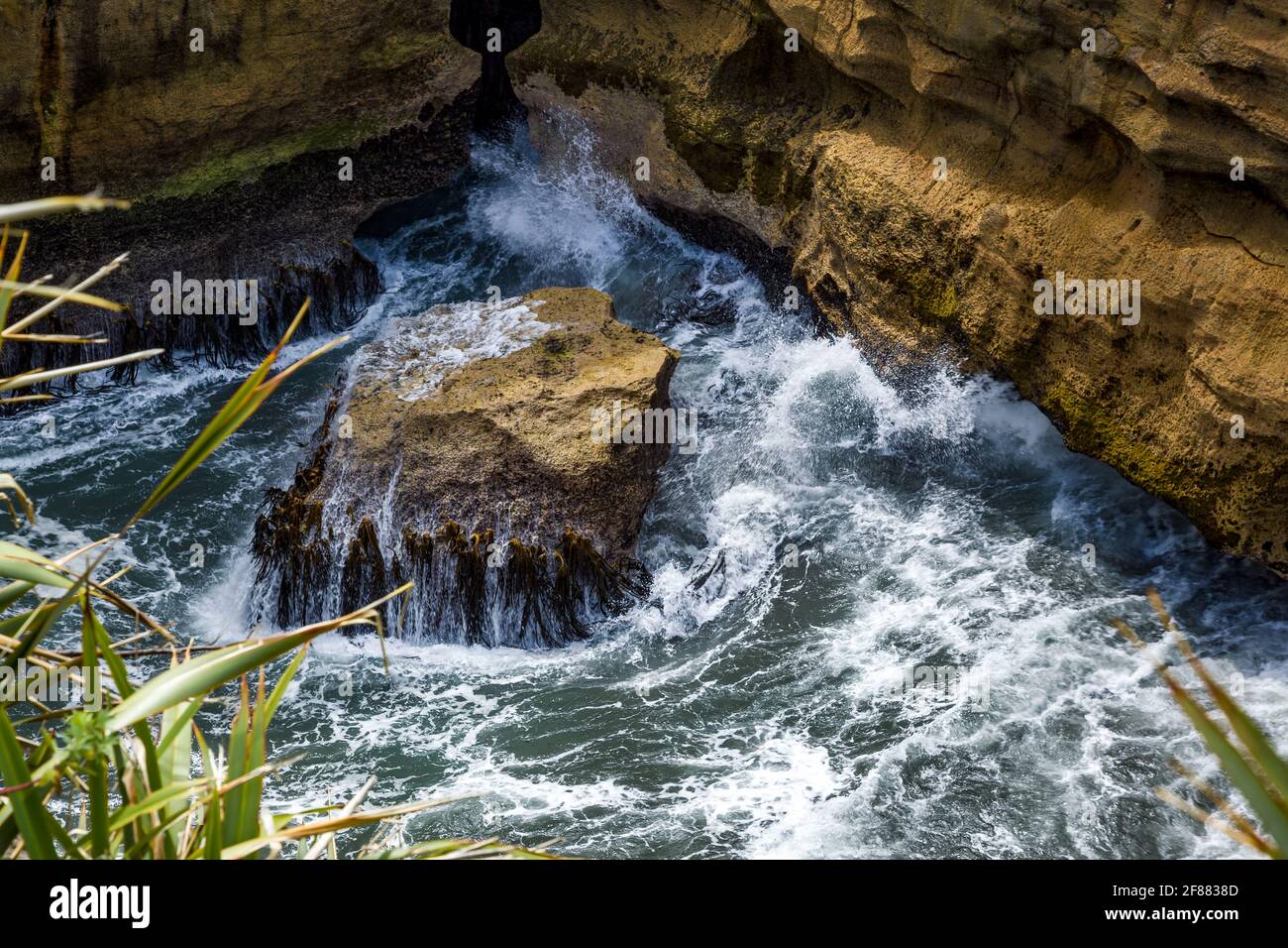 Mare bollente vicino alle rocce di Pancake a Punakaiki in New Zelanda Foto Stock