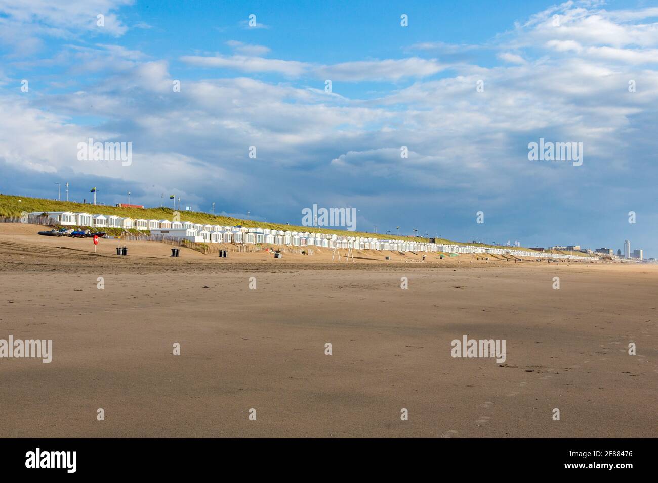 Bianche case sulla spiaggia deserta e ampia di Bloemendaal aan Zee, Paesi Bassi. In una giornata nuvolosa. Foto Stock