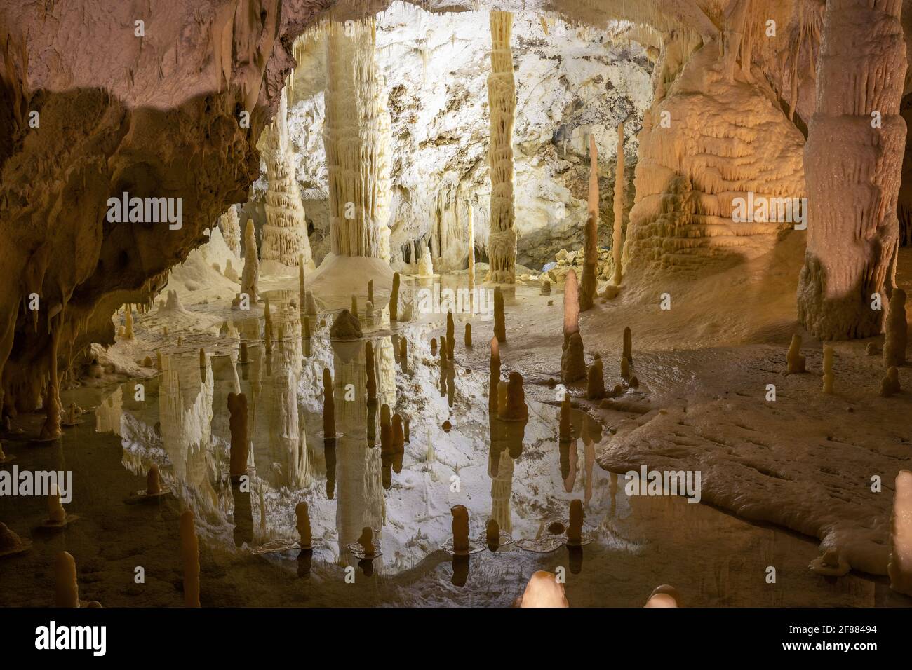 Stalattiti e stalagmiti in una delle grotte più famose d'Italia. Marche,  Italia Foto stock - Alamy