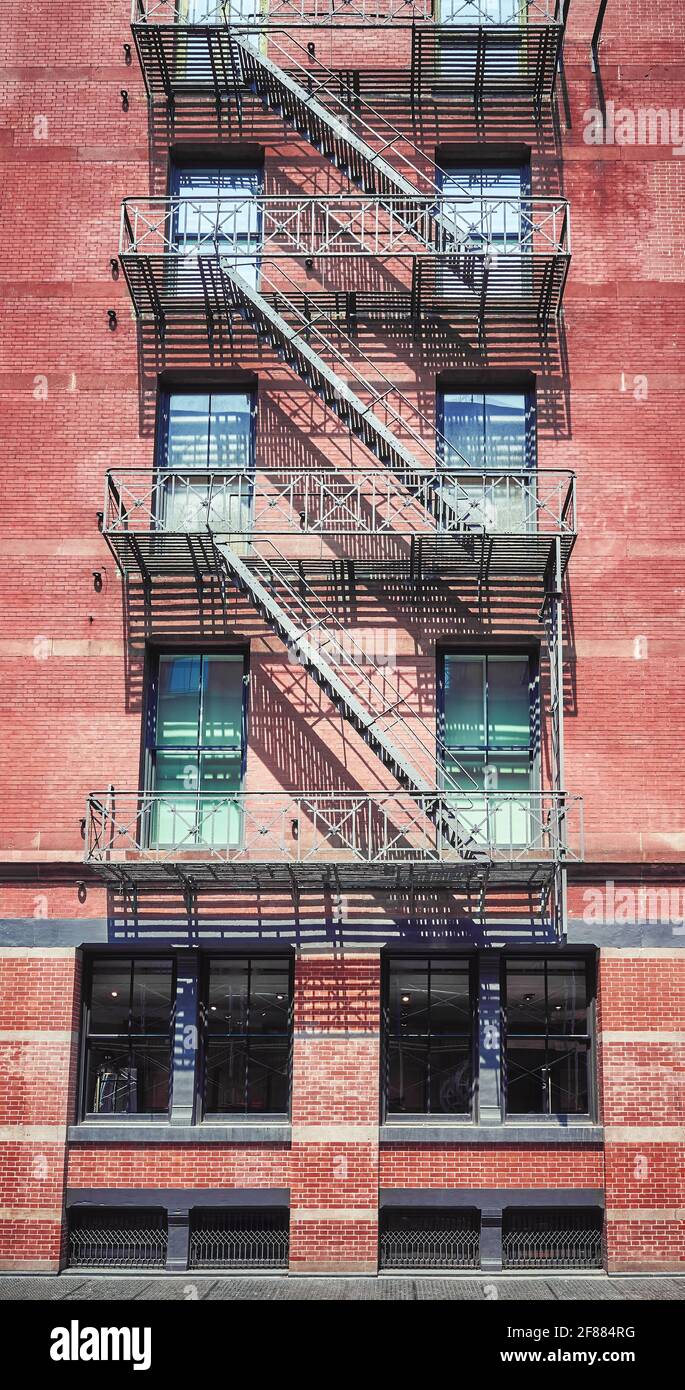 Vecchio edificio con scappamento del fuoco di ferro, colore applicato, New York City, Stati Uniti. Foto Stock