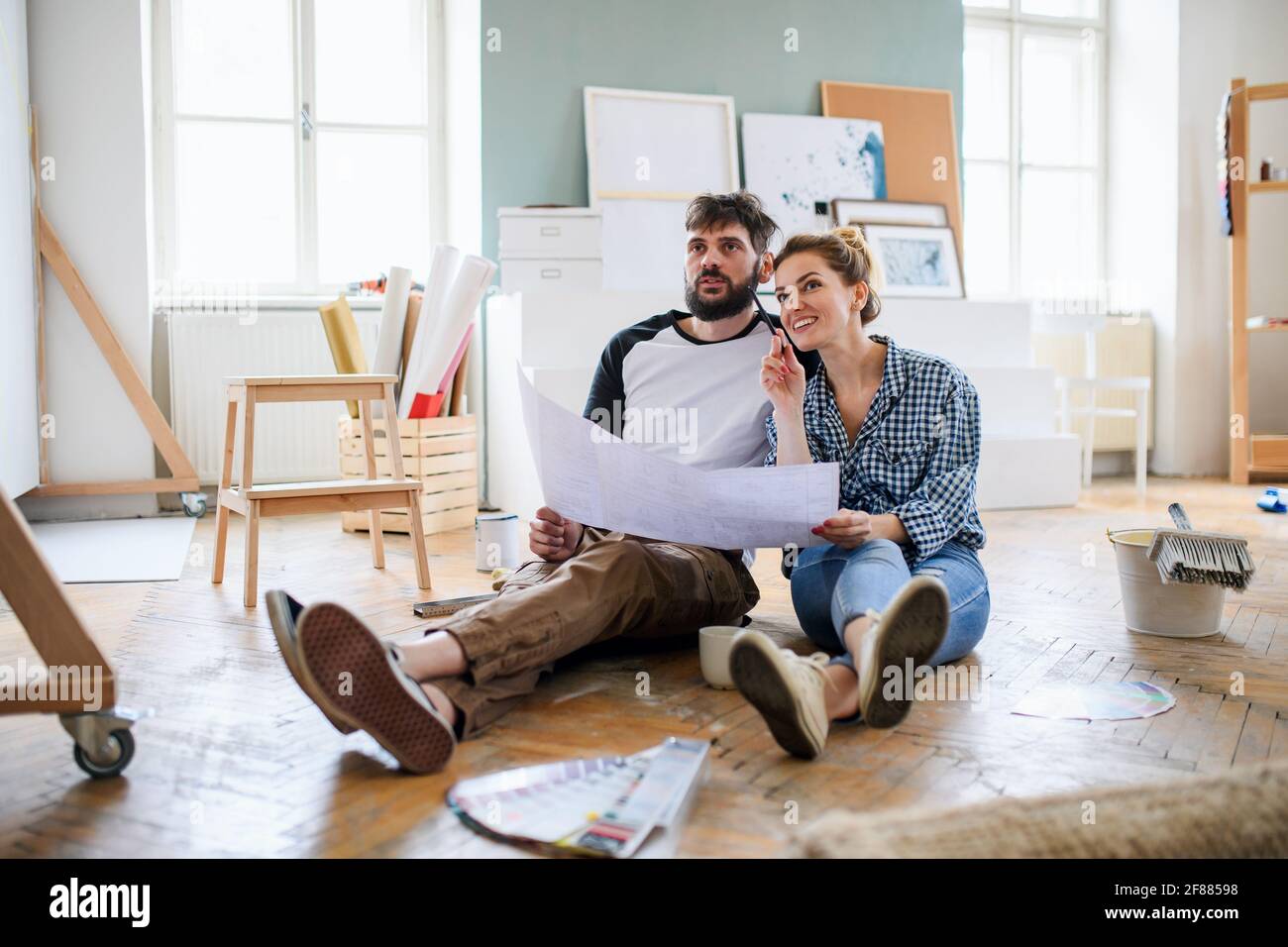 Mid adults couple planning indoor a casa, rilocazione e concetto fai da te. Foto Stock