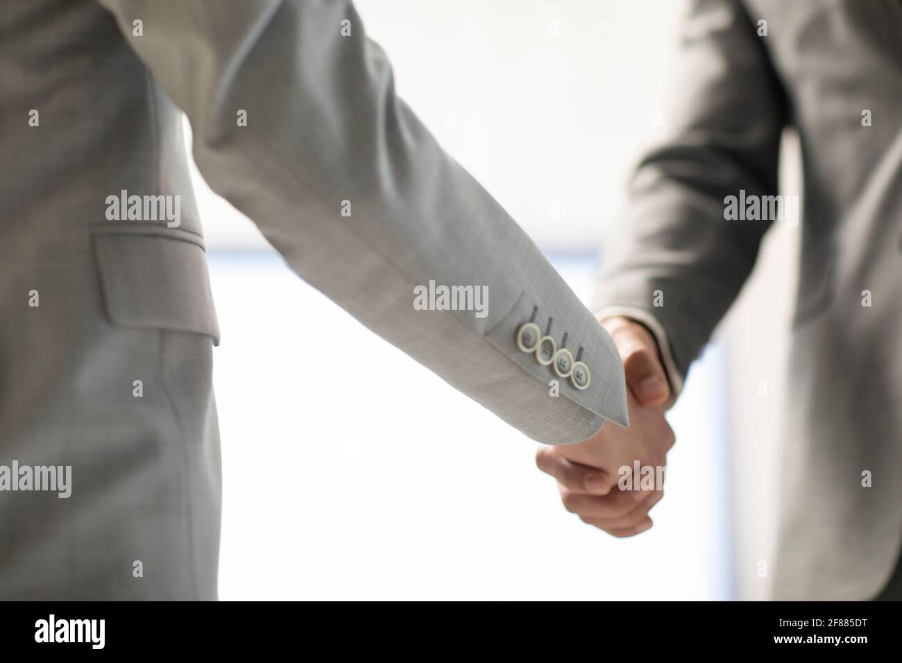 Uomini d'affari si stringono la mano in ufficio Foto Stock