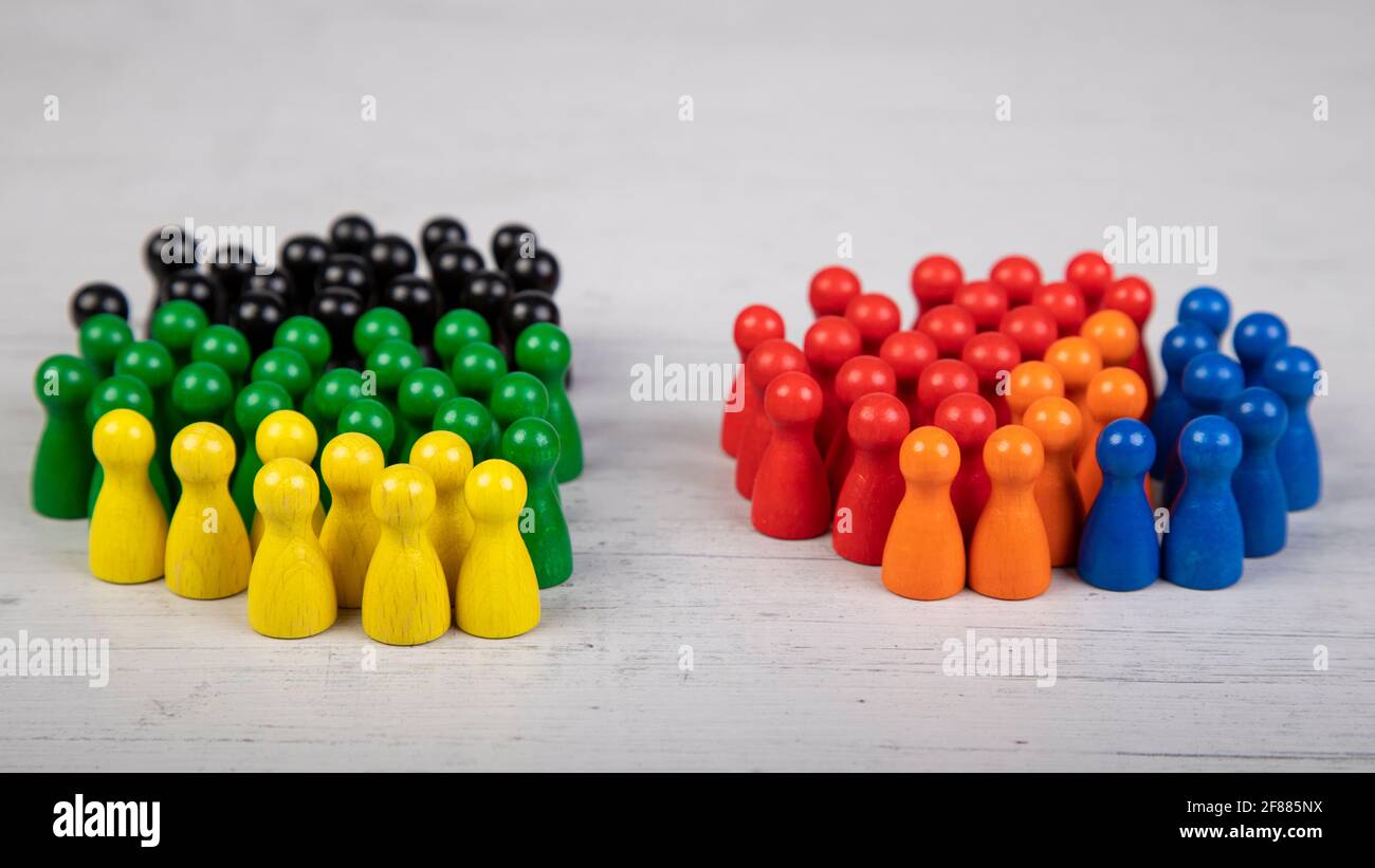 Figurine di legno ai colori dei partiti politici tedeschi, del Partito Verde, del FDP e dell'Unione Democratica cristiana come coalizione di governo e altri partiti Foto Stock