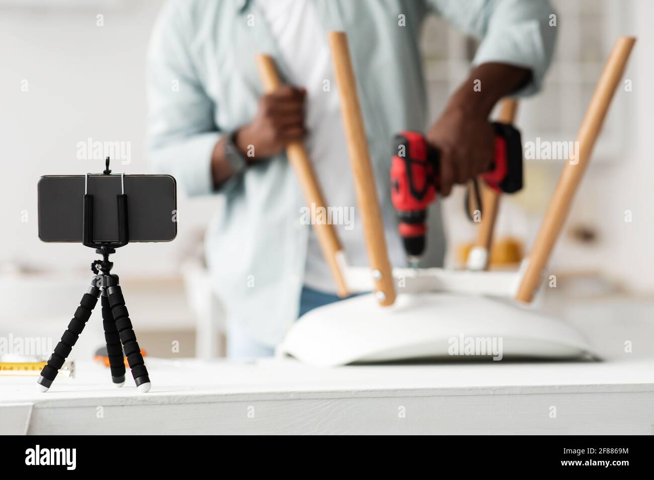 Blogger nero manuale istruzioni video per assemblare mobili a casa con le proprie mani, fuoco selettivo Foto Stock