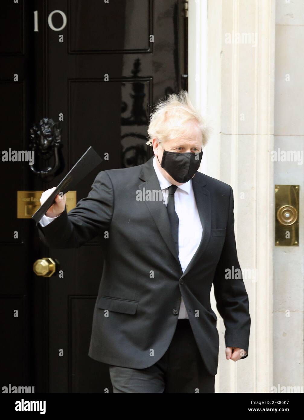 Londra, Inghilterra, Regno Unito. 12 Aprile 2021. Il primo ministro britannico BORIS JOHNSON con un taglio di capelli fresco e maschera nera e cravatta lascia 10 Downing Street prima della sessione in onore del principe Filippo nella Camera dei Comuni. Credit: Tayfun Salci/ZUMA Wire/Alamy Live News Foto Stock