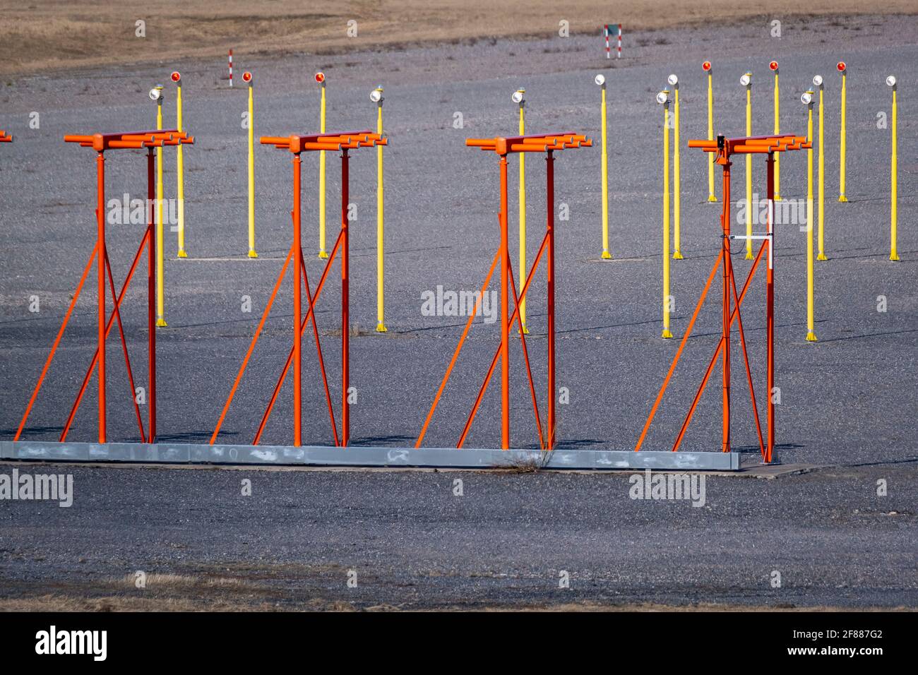Helsinki / Finlandia - 11 APRILE 2021: Luci di avvicinamento gialle all'inizio di una pista. Strumenti di avvicinamento di precisione rossi in primo piano. Foto Stock