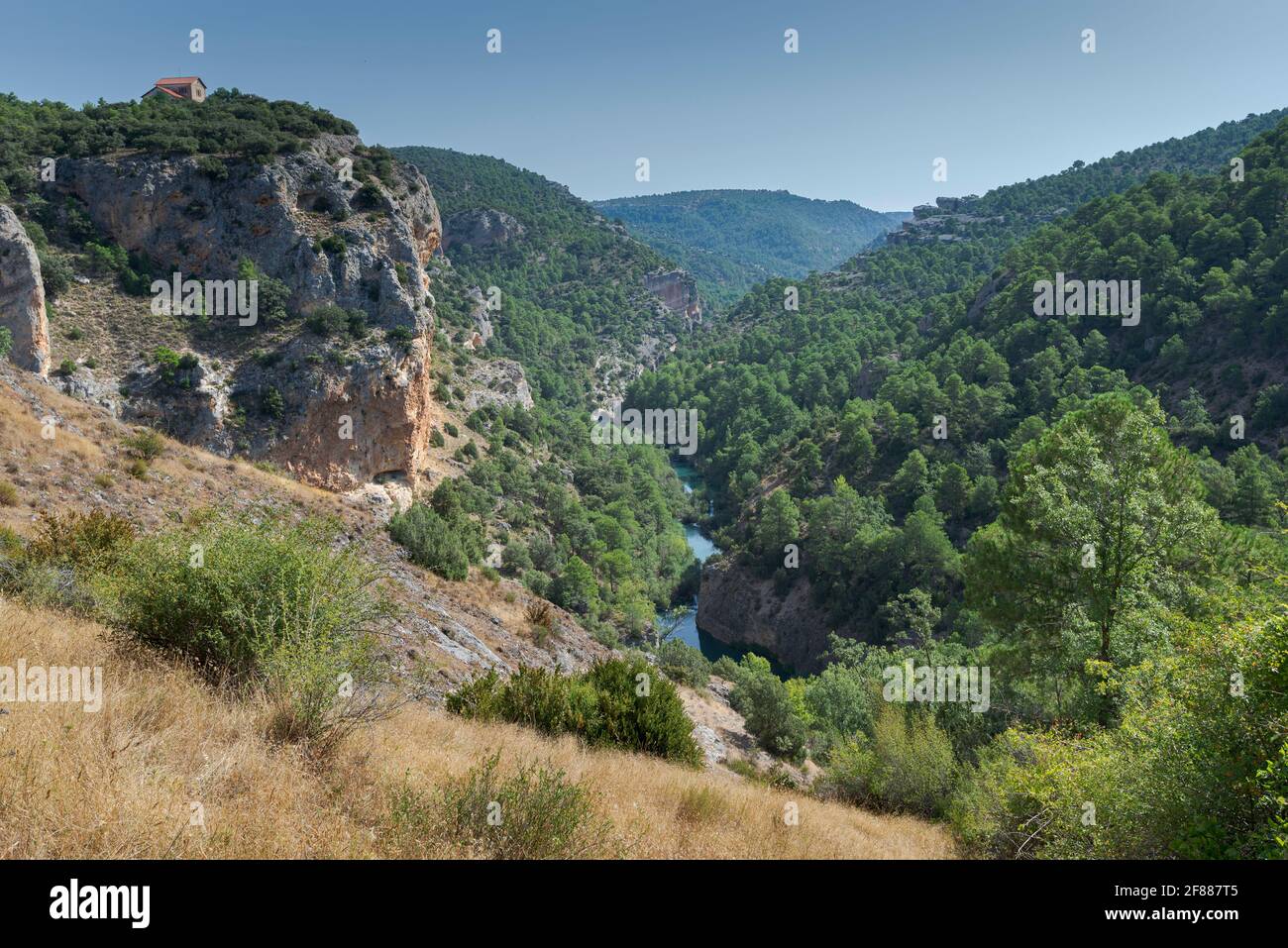 Vista del fiume Jucar dal punto di vista di Ventano del Diablo, in Serrania del Parco Naturale di Cuenca, provincia di Cuenca, Spagna Foto Stock