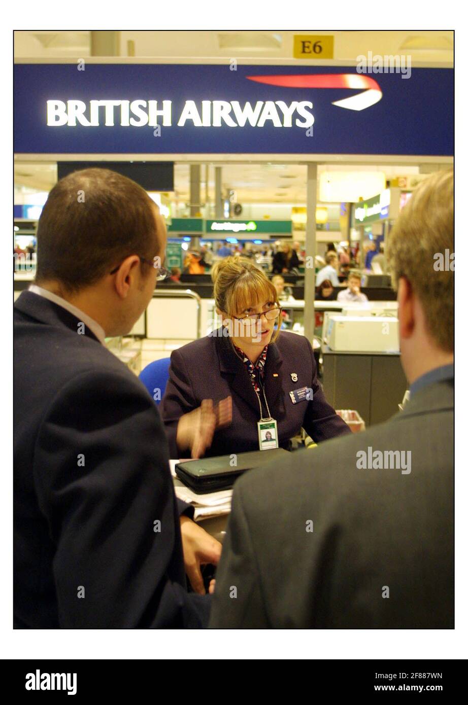Flying feature to go with Simon Calder story....Barbara Page-Smith, B UN agente del Servizio clienti pic David Sandison 17/2/2003 Foto Stock