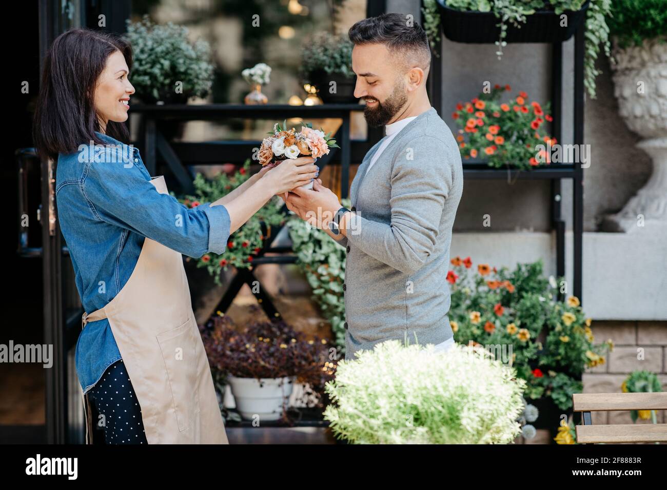 Occupazione creativa in boutique floreali, floristica, piccola impresa e decorazione concetto Foto Stock