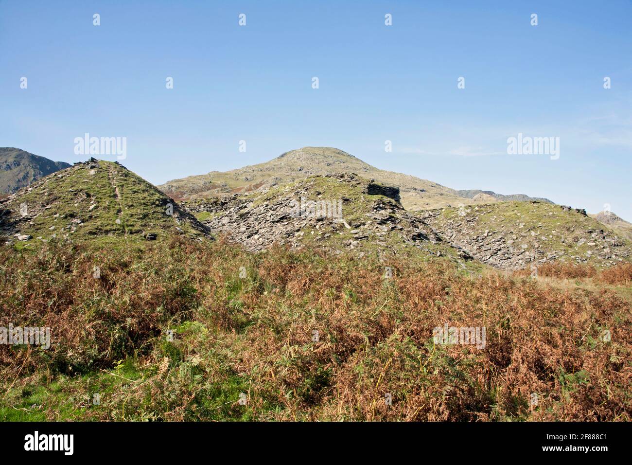 Il vecchio uomo di Coniston visto da cava rovina cumuli Vicino alle rive del Torver Beck Coniston il Distretto dei Laghi Cumbria Inghilterra Foto Stock