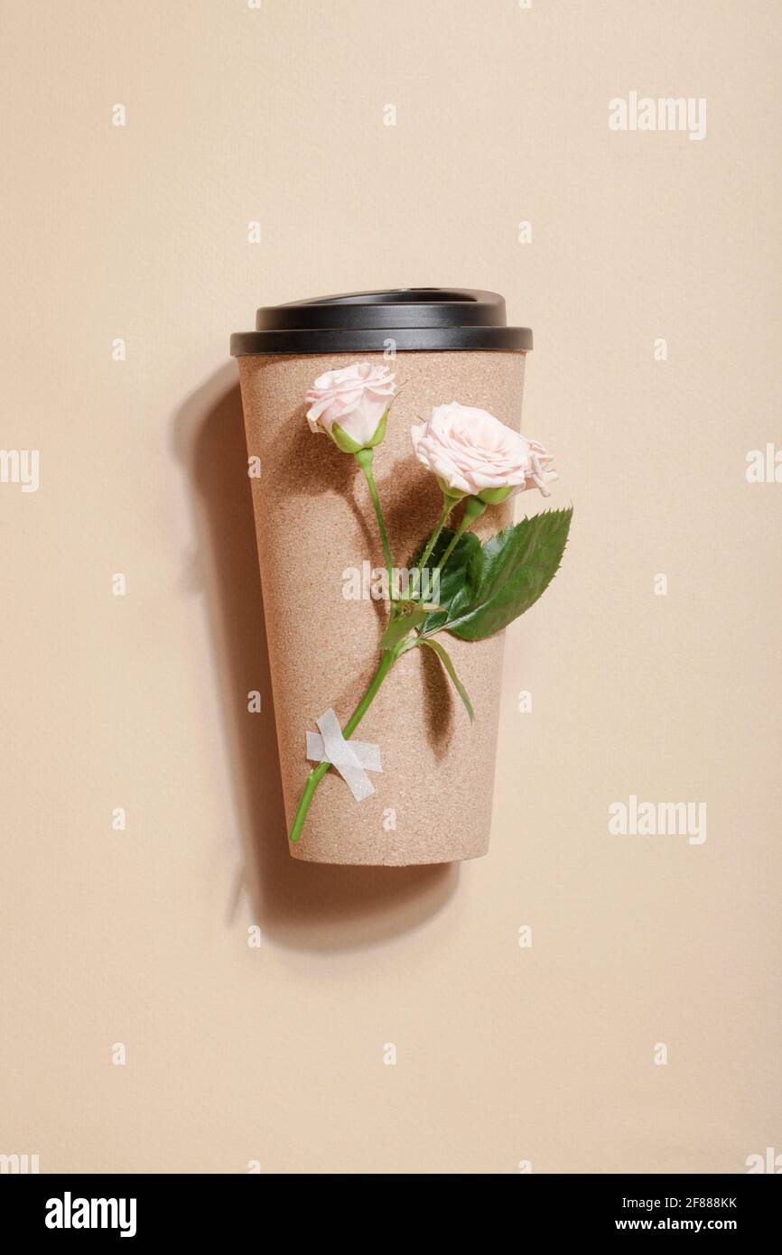 caffè ecologico riutilizzabile o tazza da tè con branca di rose su sfondo beige. Stile di vita sostenibile. Eco-friendly e zero rifiuti Concept.Flat Lay Foto Stock