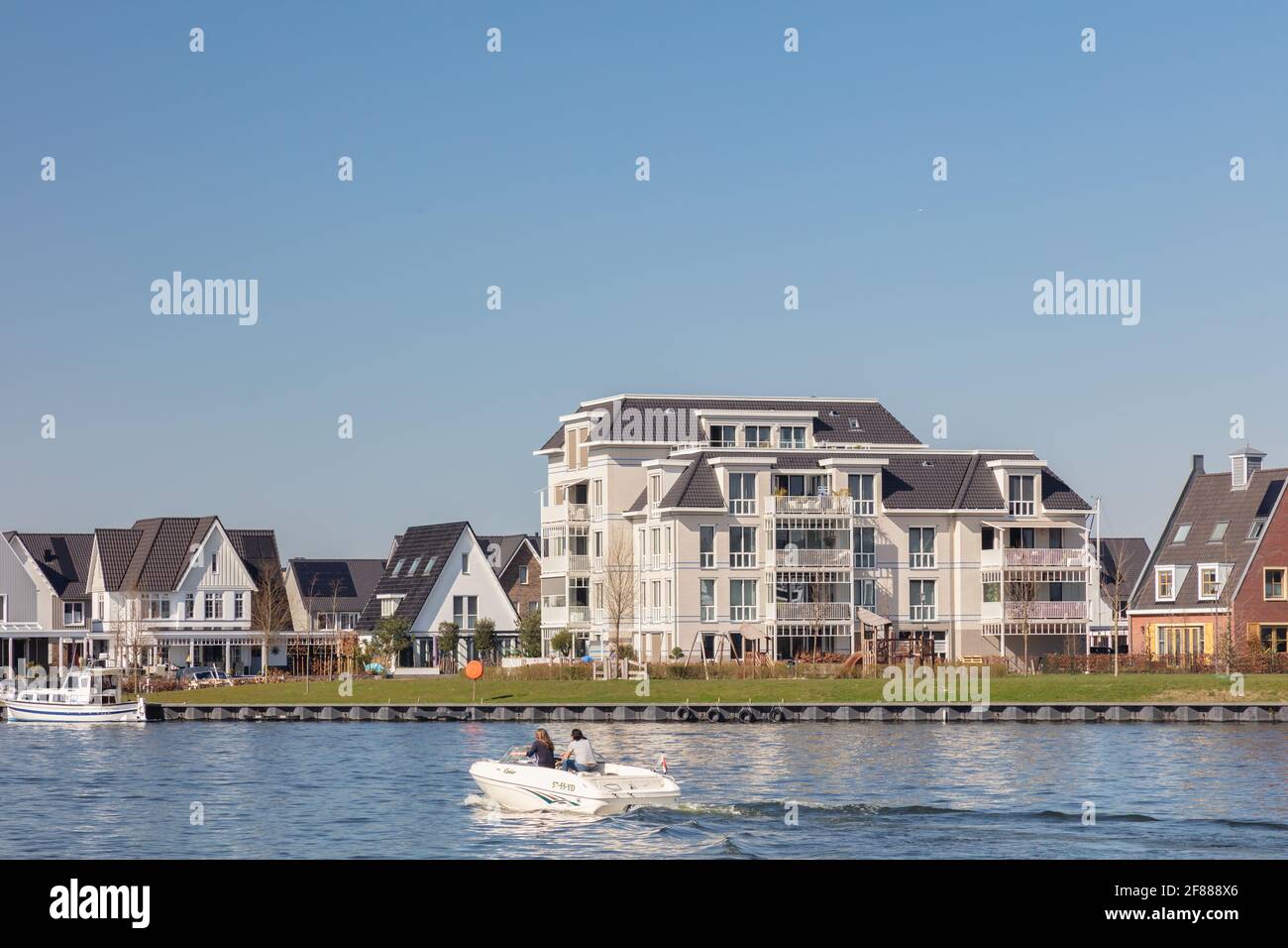 Harderwijk, Paesi Bassi - 30 marzo 2021: Appartamenti di lusso e case familiari indipendenti situati sul lungomare di Veluwemeer a Harderwijk, la Neth Foto Stock