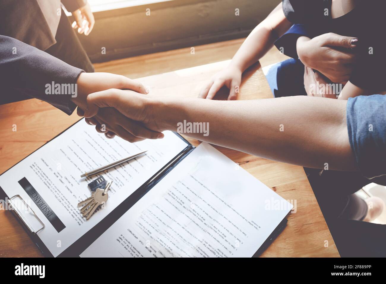 Business Meeting di partenariato concetto. Immagine businessmans handshake. Gli imprenditori di successo lo handshaking dopo un buon affare. Foto Stock