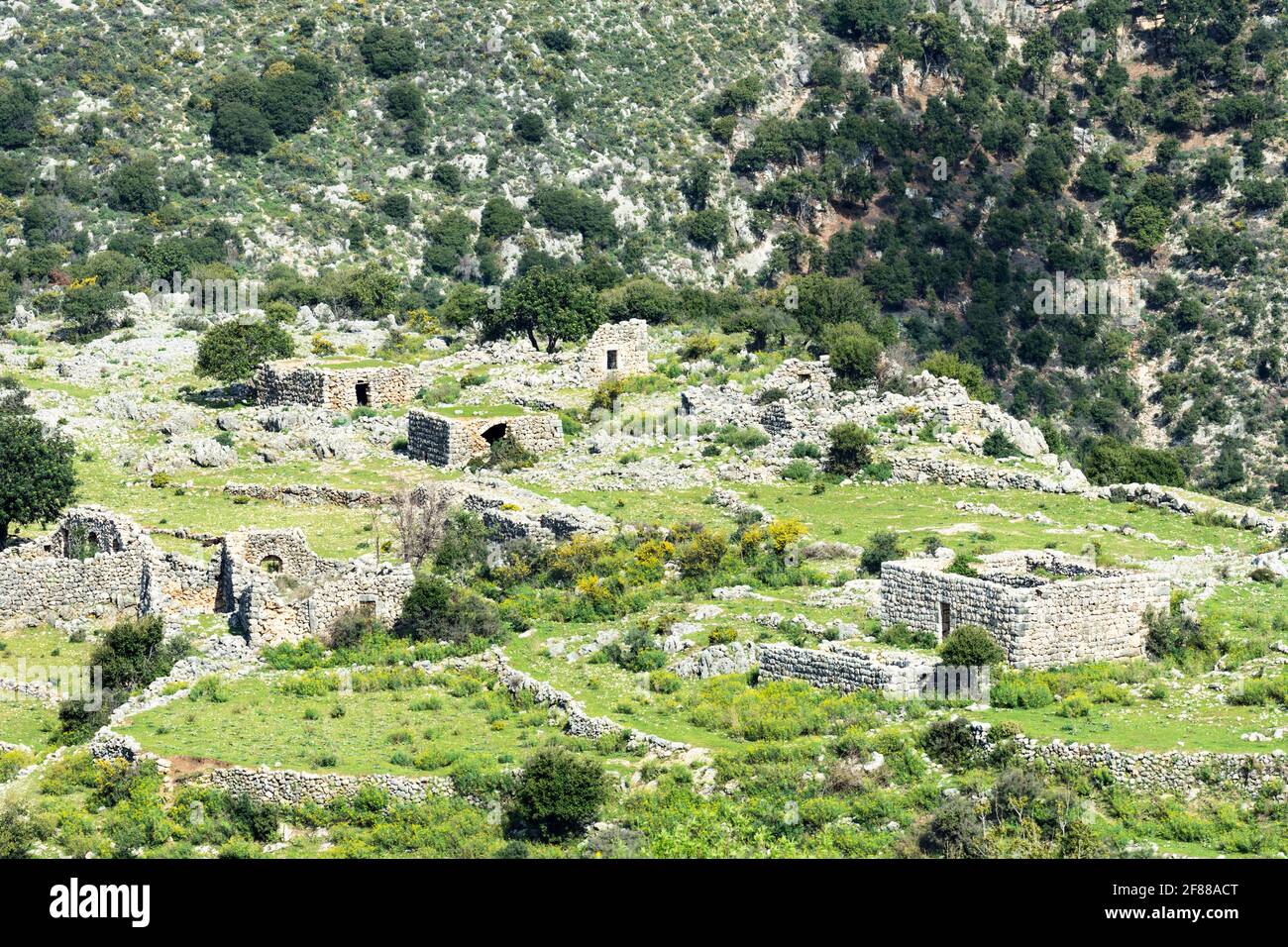 Città fantasma abbandonata con case in pietra in rovina, Bjerrine villaggio, Libano Foto Stock