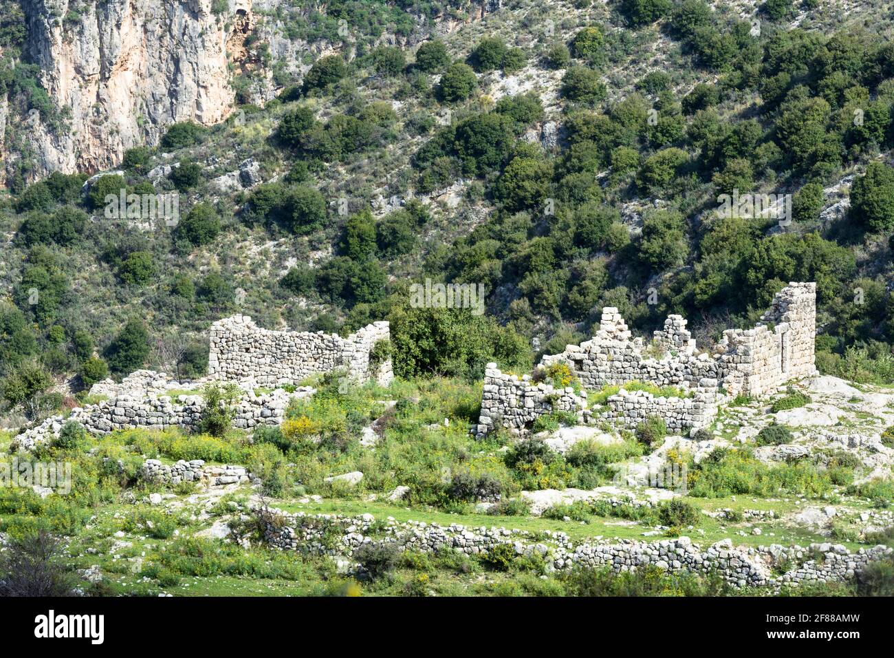 Città fantasma abbandonata con case in pietra in rovina, Bjerrine villaggio, Libano Foto Stock