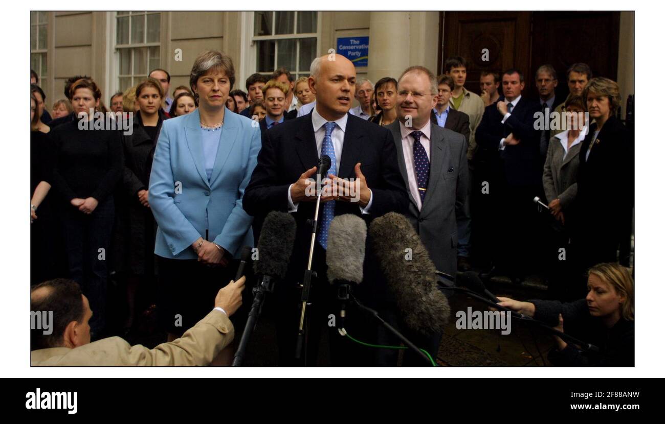 Iain Duncan Smith si è riunito alla sede centrale di Concervative Di Theresa May e lavoratori del partito prima di adressare i media Re il locale election.pic David Sandison 2/5/2003 Foto Stock