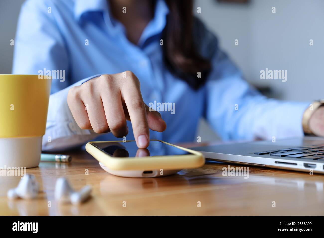 Donna che utilizza il concetto di tecnologia di ricarica wireless. Foto Stock