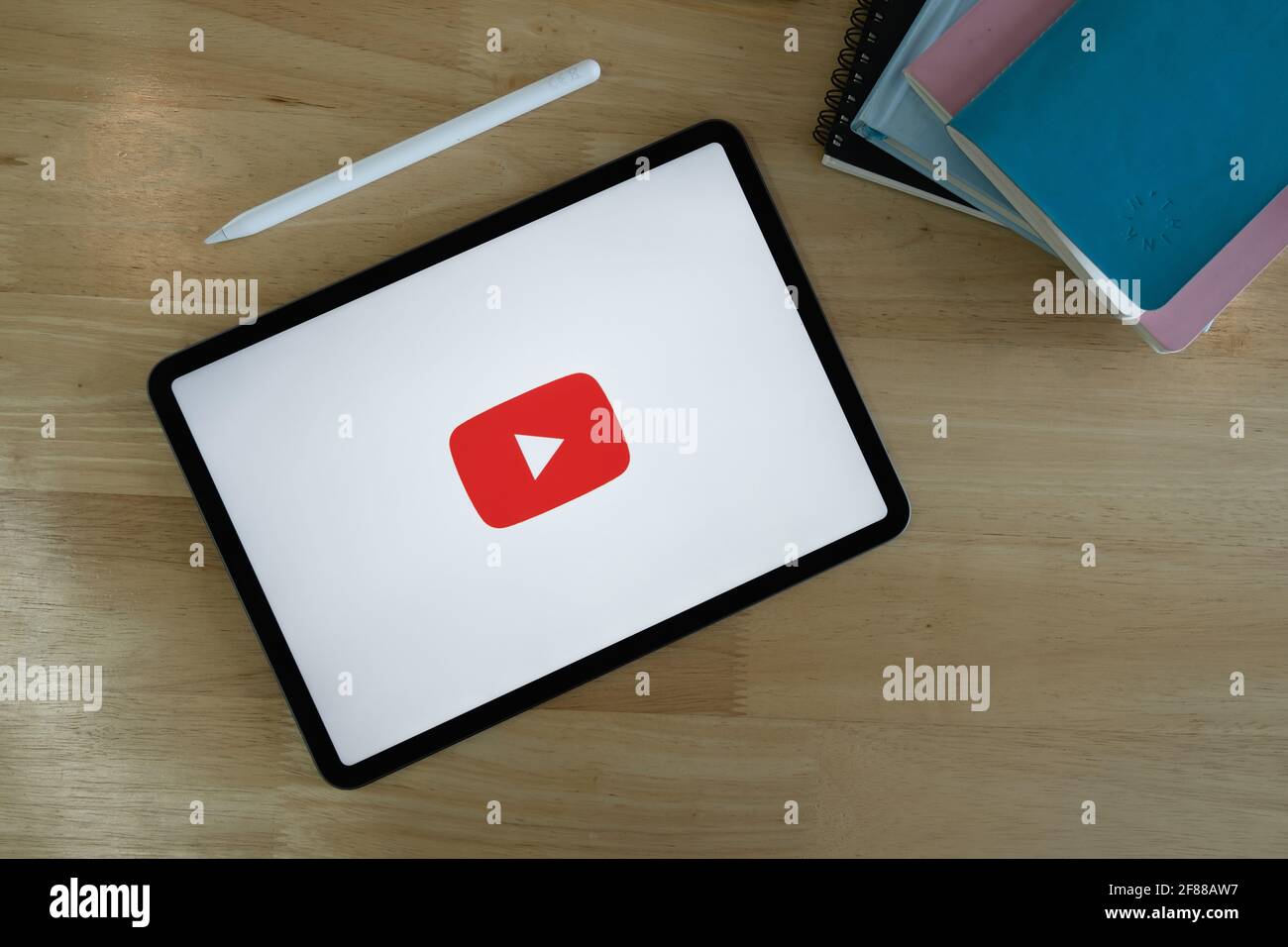 CHIANG mai, THAILANDIA - 29 LUGLIO 2020: IPad mostra la schermata dell'icona di YouTube. L'app YouTube sullo schermo si trova sulla vecchia scrivania in legno. YouTube è il Foto Stock
