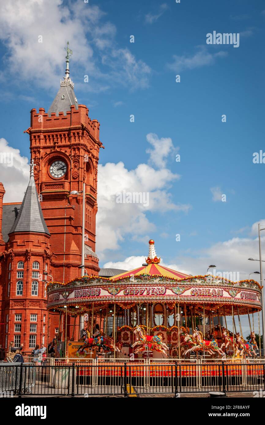 Pierhead Building e Ferris Wheel, Cardiff Bay, Cardiff, Galles Foto Stock