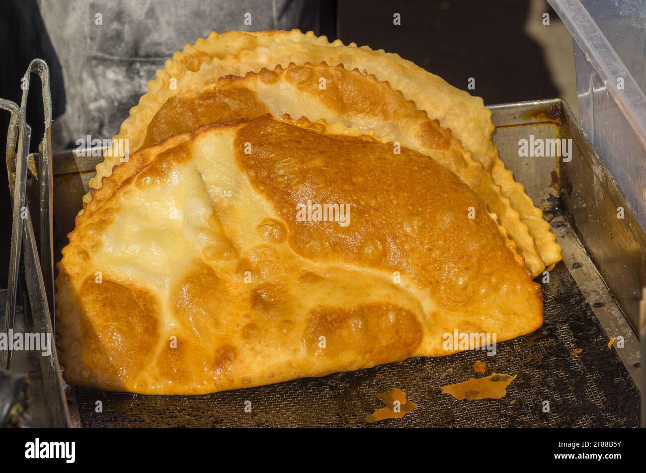 Yummy Chebureki - turnover fritto con un ripieno di carne tritata e cipolle, cibo di strada nel festival di giorno della città di Dnipro, Ucraina Foto Stock