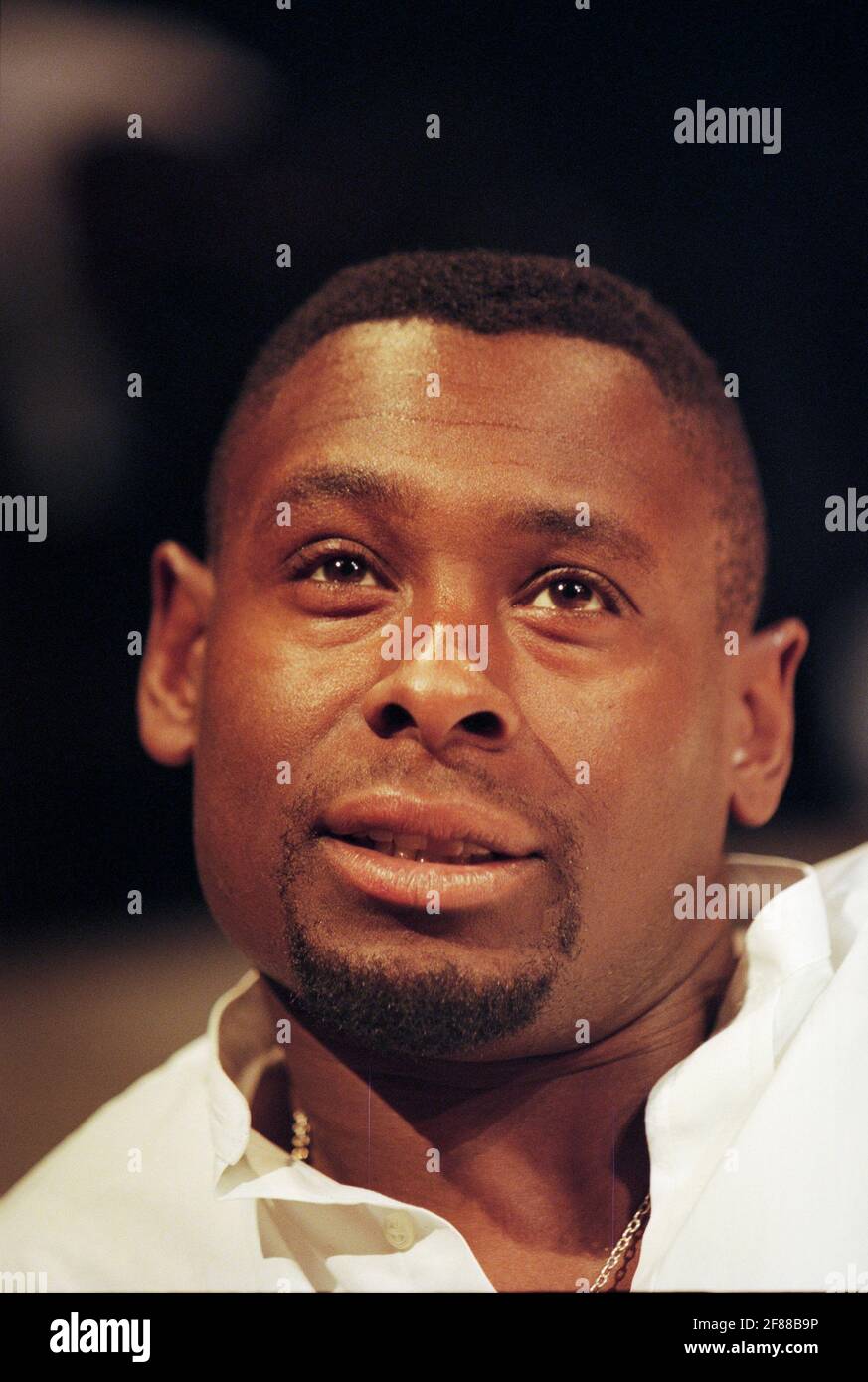 David Harewood (Othello) a OTHELLO di Shakespeare al Cottesloe Theatre, National Theatre (NT), Londra 16/09/1997 design: Anthony Ward illuminazione: Paul Pyant combattimenti: Terry King regista: Sam Mendes Foto Stock David Harewood (Othello) a OTHELLO di Shakespeare al Cottesloe Theatre, National Theatre (NT), Londra 16/09/1997 design: Anthony Ward illuminazione: Paul Pyant combattimenti: Terry King regista: Sam Mendes Foto Stock