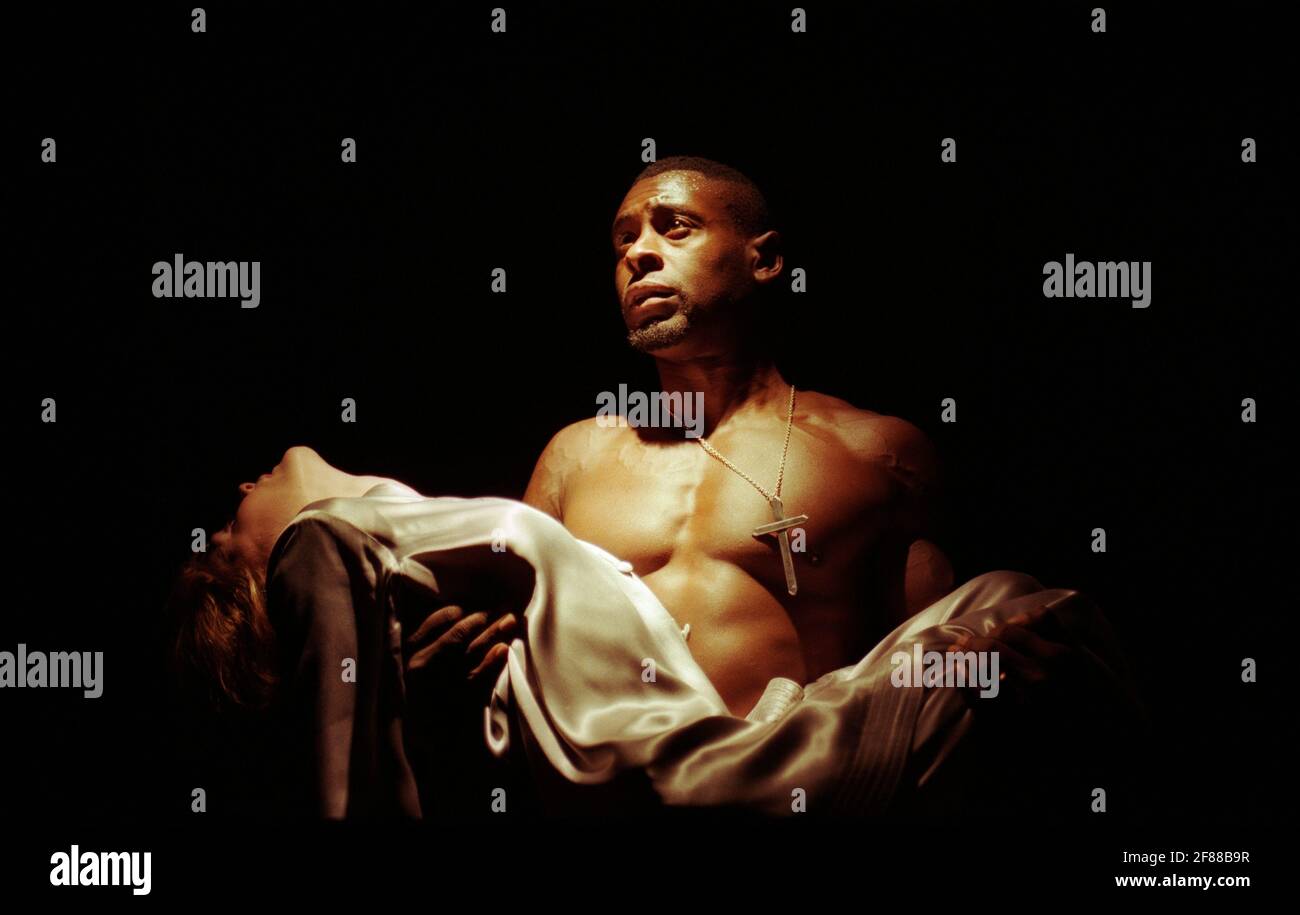 David Harewood (Othello), Claire Skinner (Desdemona) a OTHELLO di Shakespeare al Cottesloe Theatre, National Theatre (NT), Londra 16/09/1997 design: Anthony Ward illuminazione: Paul Pyant combatte: Terry King regista: Sam Mendes Foto Stock David Harewood (Othello), Claire Skinner (Desdemona) a OTHELLO di Shakespeare al Cottesloe Theatre, National Theatre (NT), Londra 16/09/1997 design: Anthony Ward illuminazione: Paul Pyant combatte: Terry King regista: Sam Mendes Foto Stock